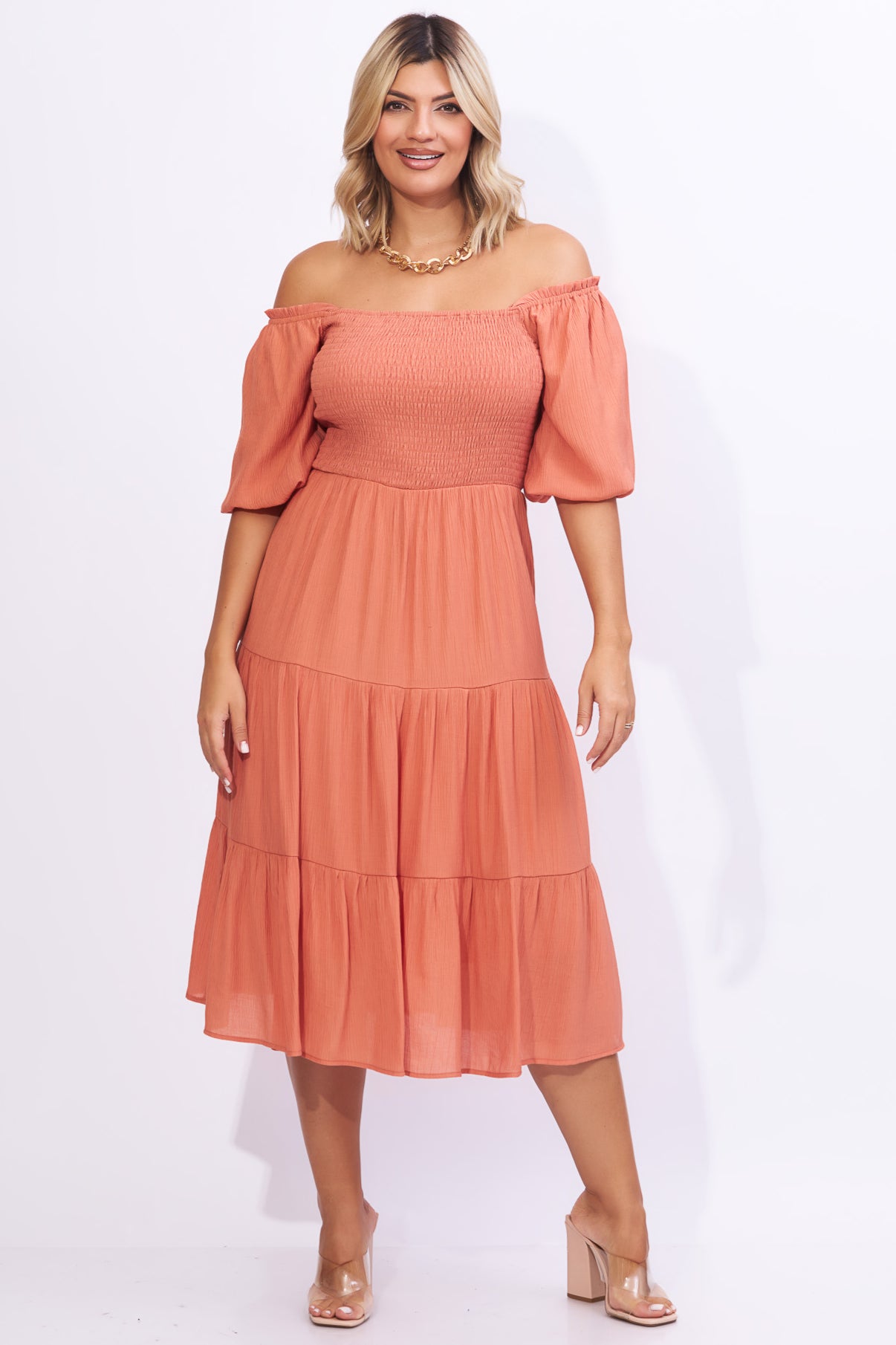 Vestido corte midi en tono albaricoque oscuro