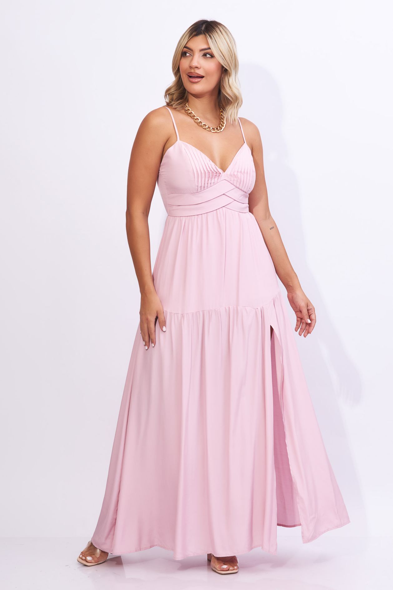 Vestido largo color rosa con abertura frontal