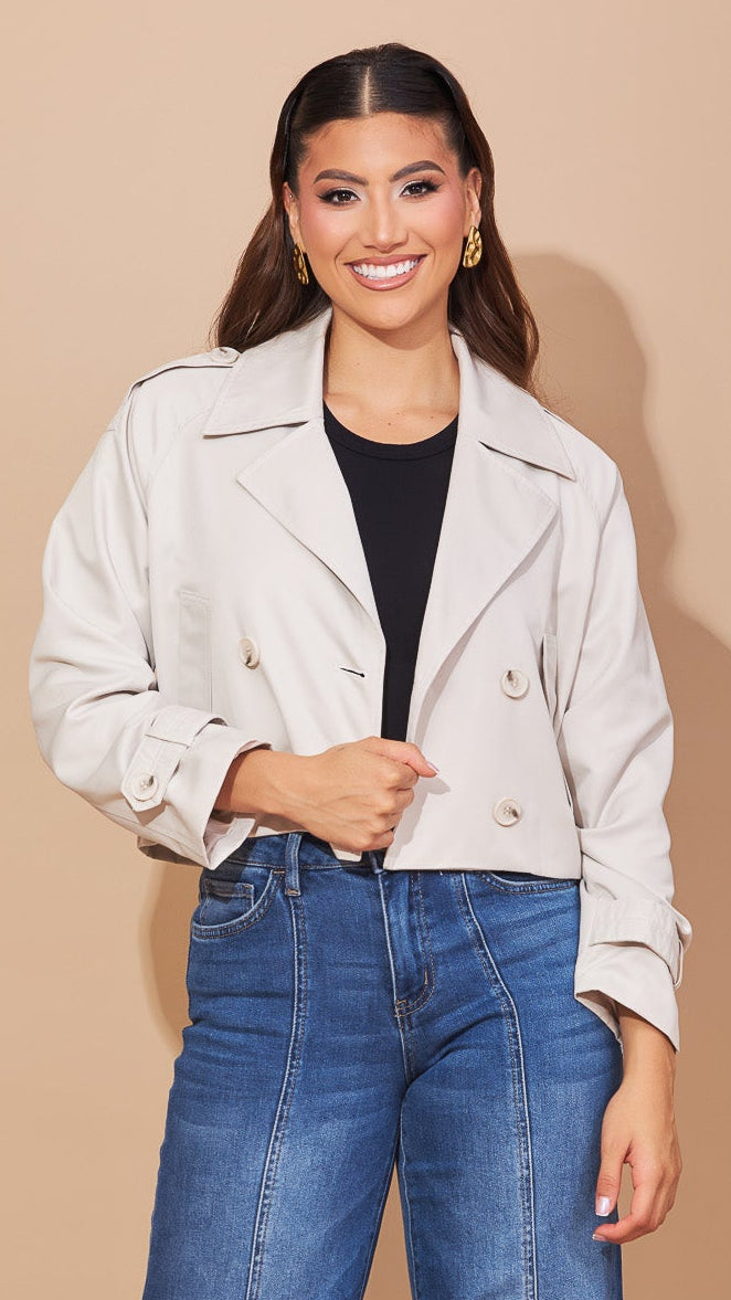 Chaqueta crema con botones al frente