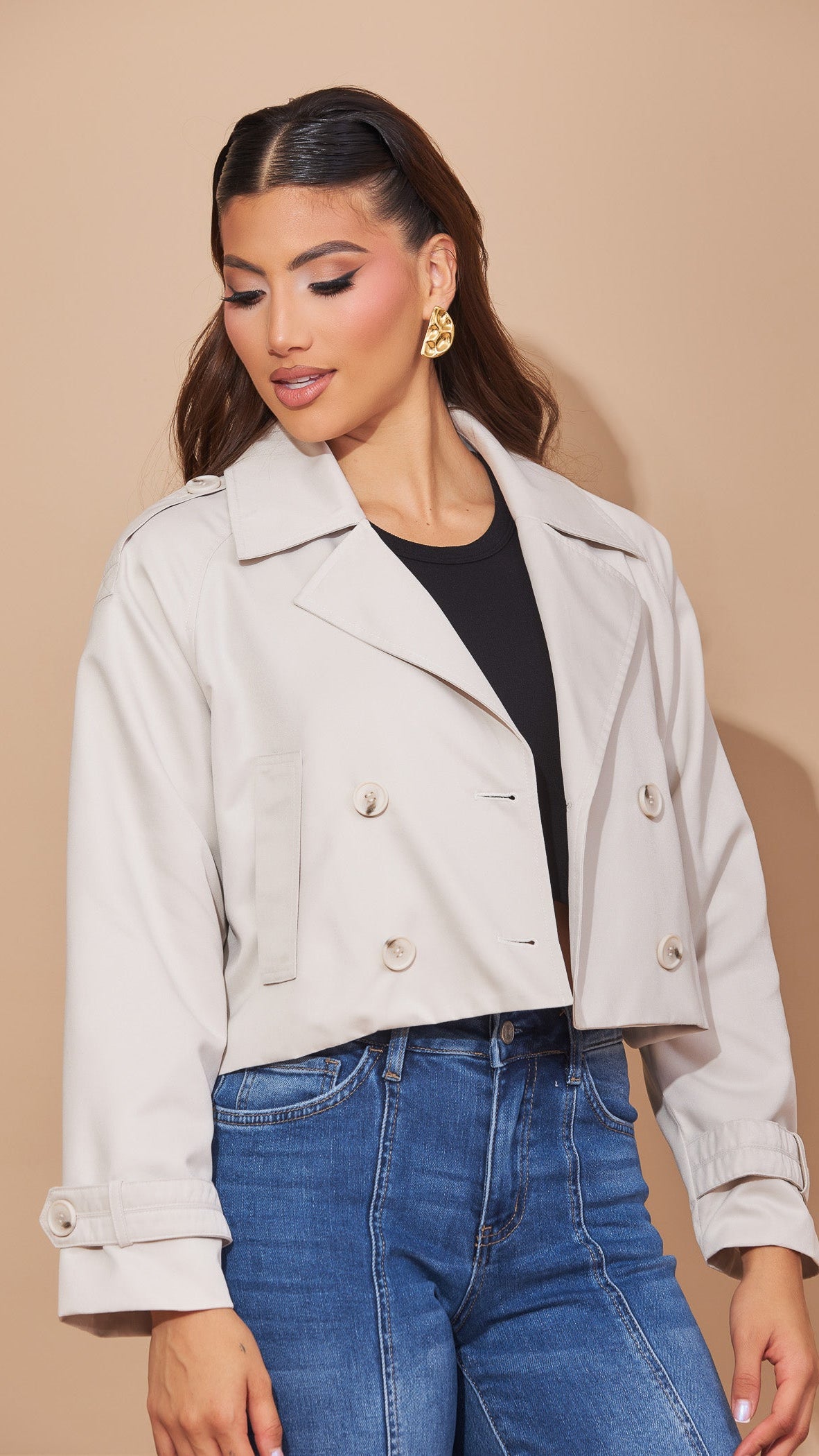 Chaqueta crema con botones al frente