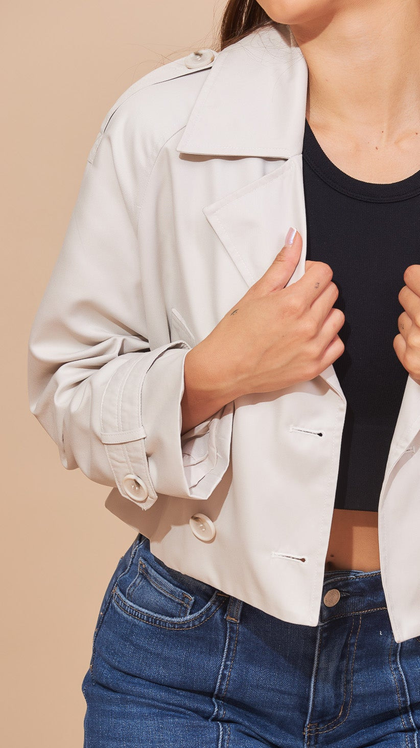 Chaqueta crema con botones al frente