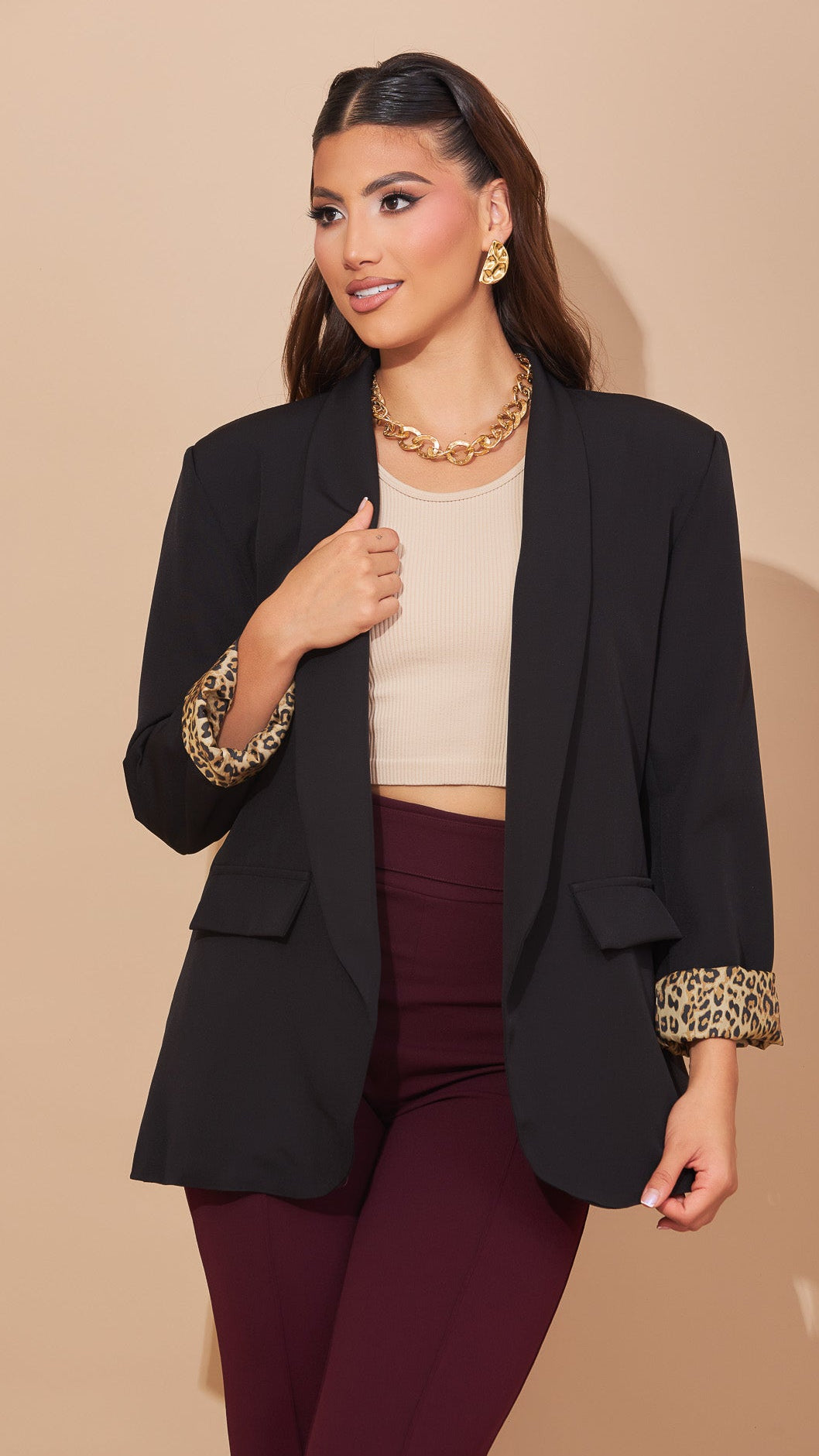 Blazer negro mangas animal print