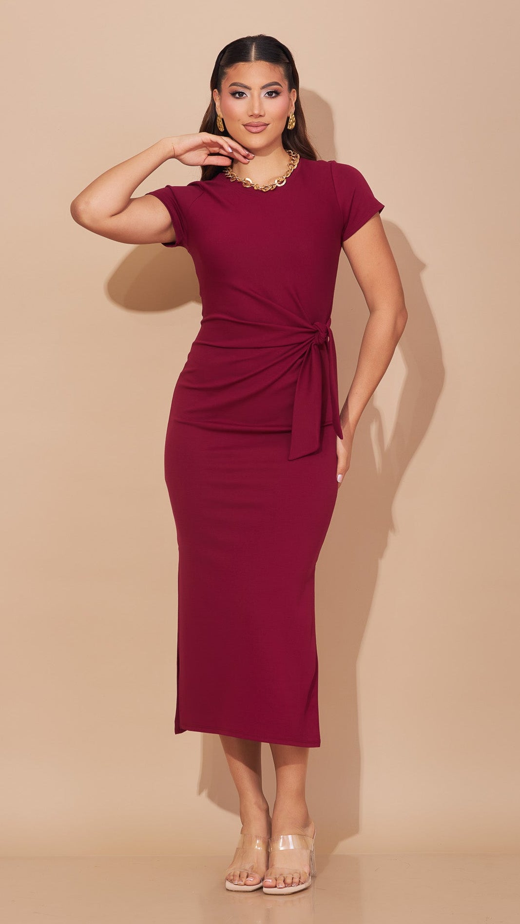 Vestido color vino con ajuste en cintura