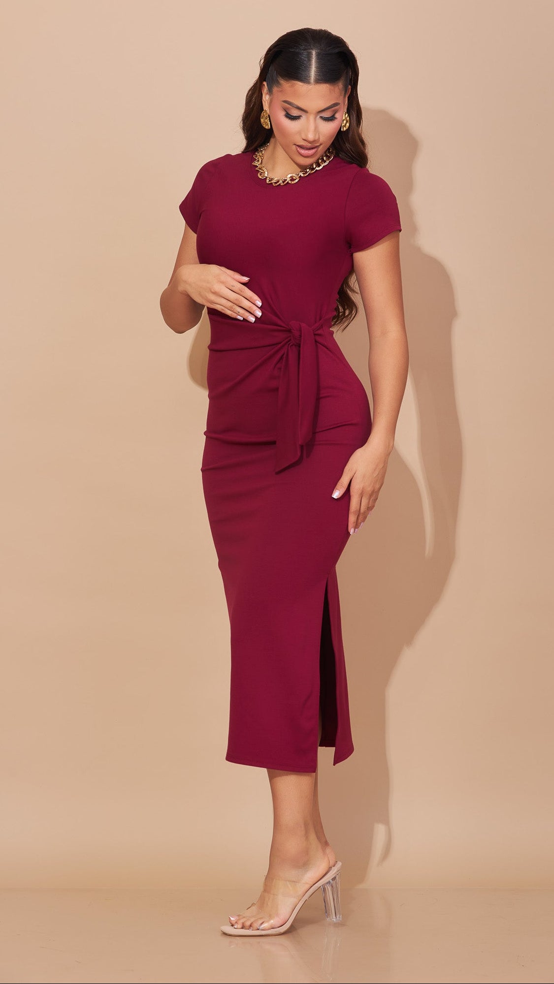 Vestido color vino con ajuste en cintura