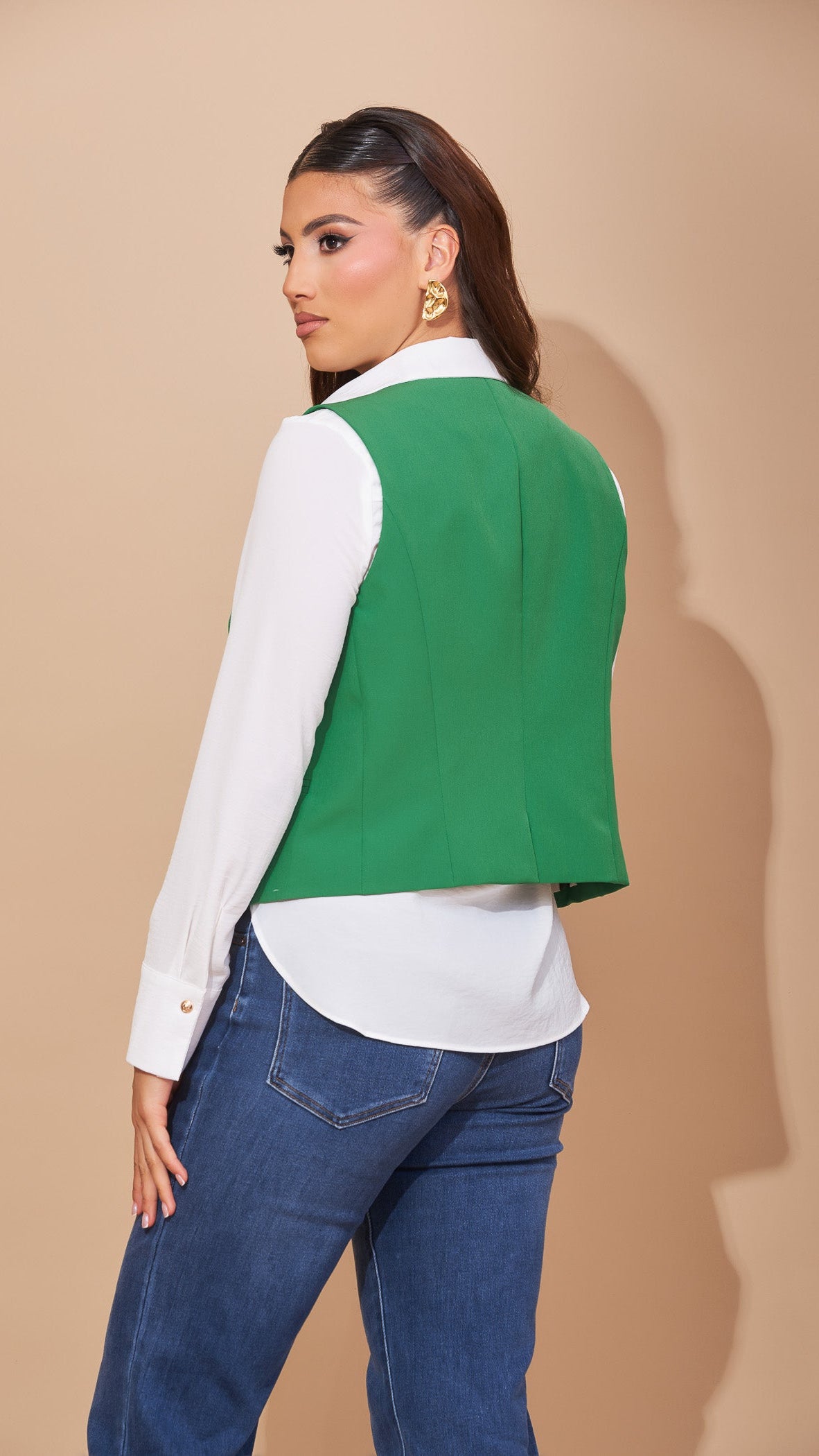 Chaleco verde con botones forrados