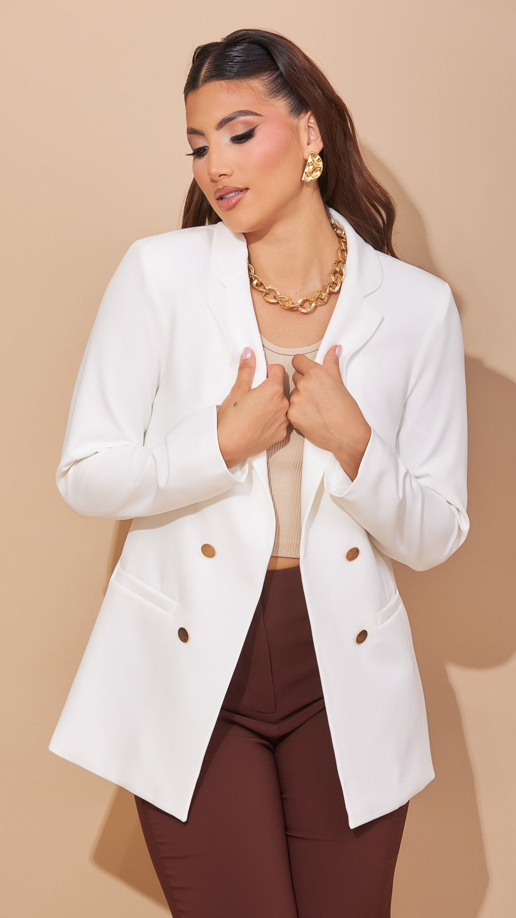 Blazer blanco con botones dorados