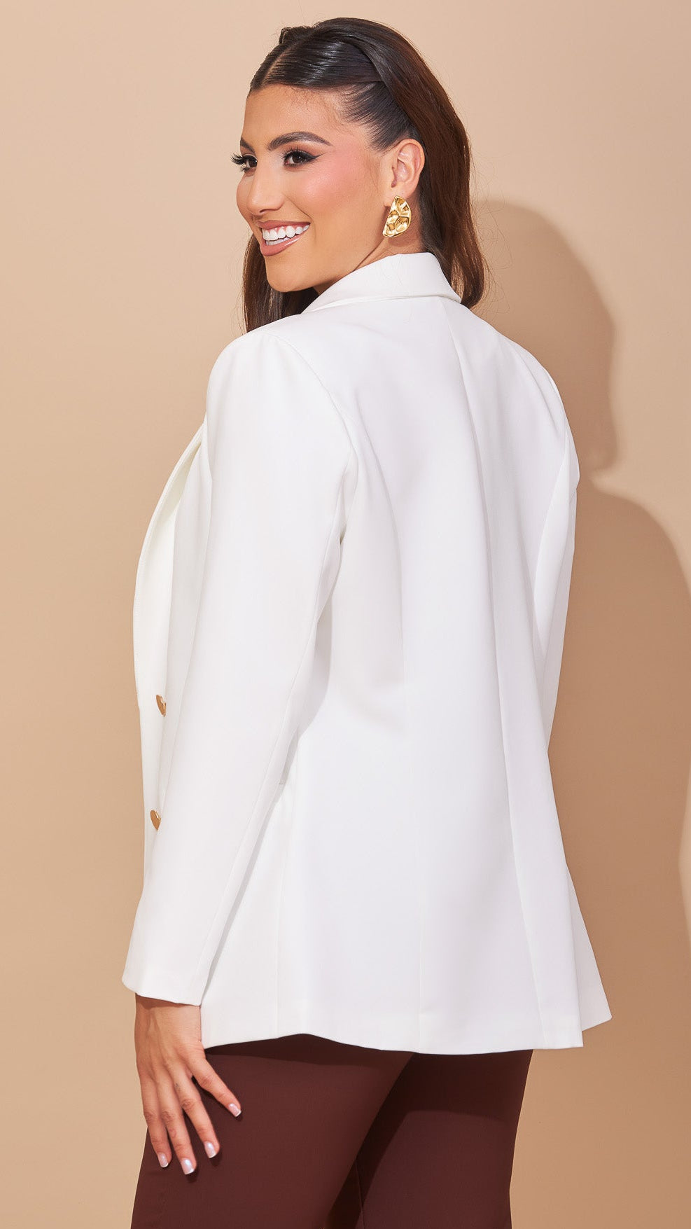 Blazer blanco con botones dorados
