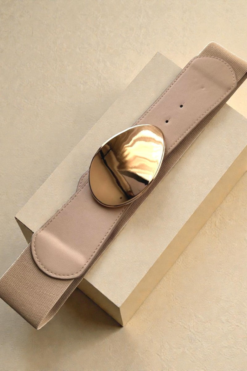 Cinturón nude con hebilla dorada