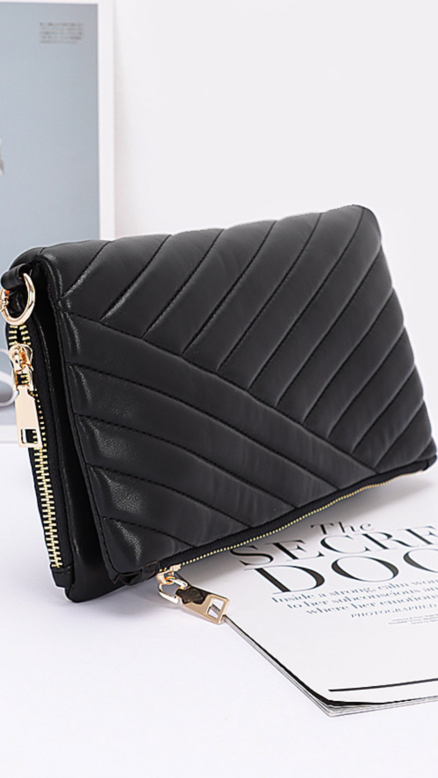 Cartera tipo sobre en color negro