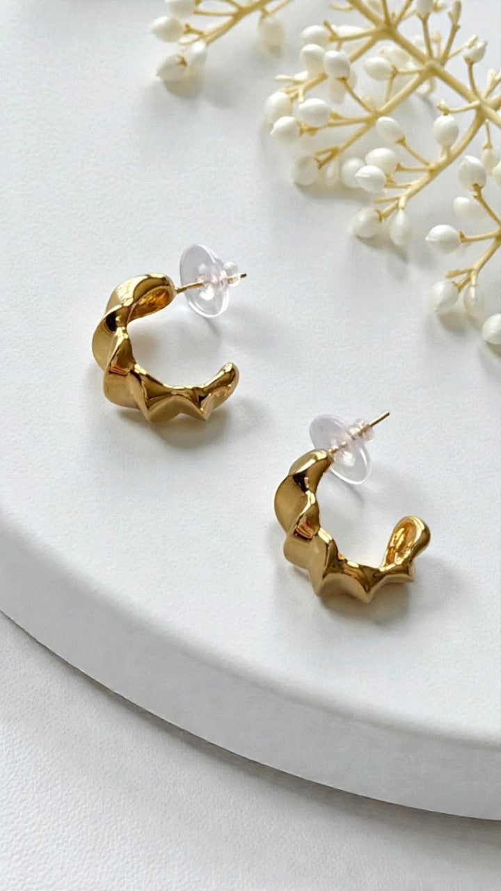 Argollas doradas con diseño ondulado