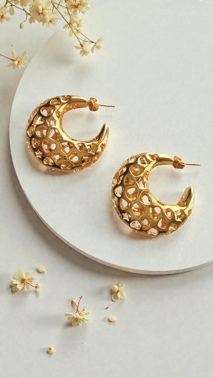 Argollas doradas con diseño calado y acabado brillante