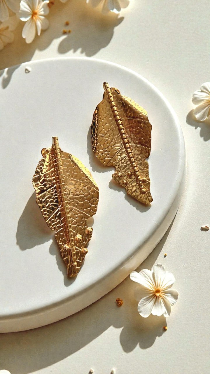 Aretes tipo hoja con acabado dorado