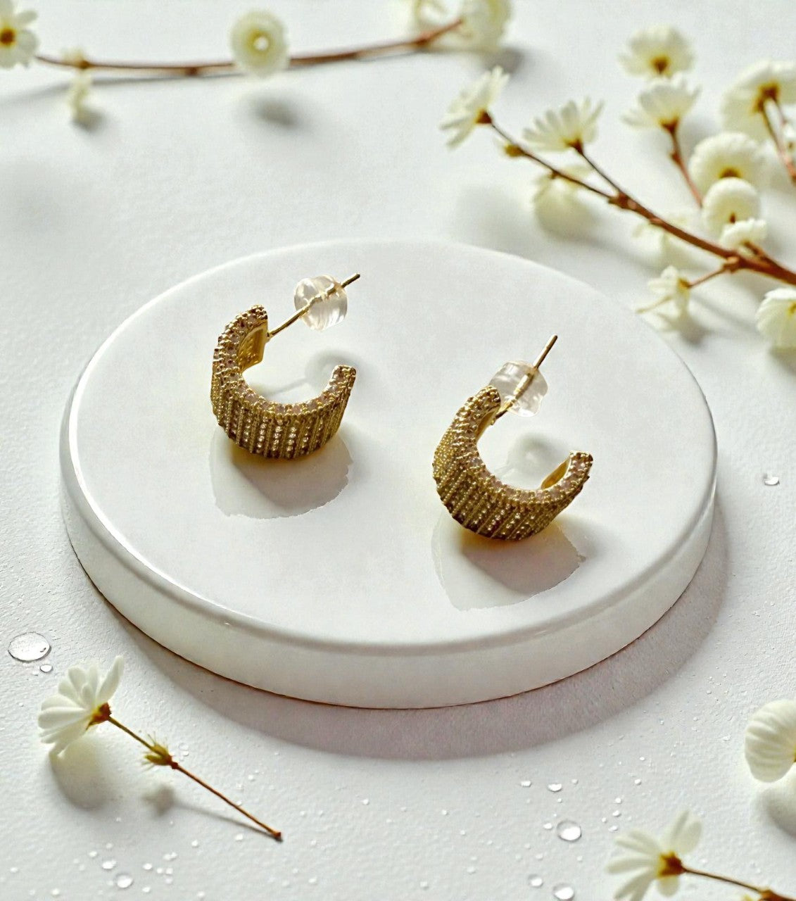 Argollas doradas pequeñas con brillo