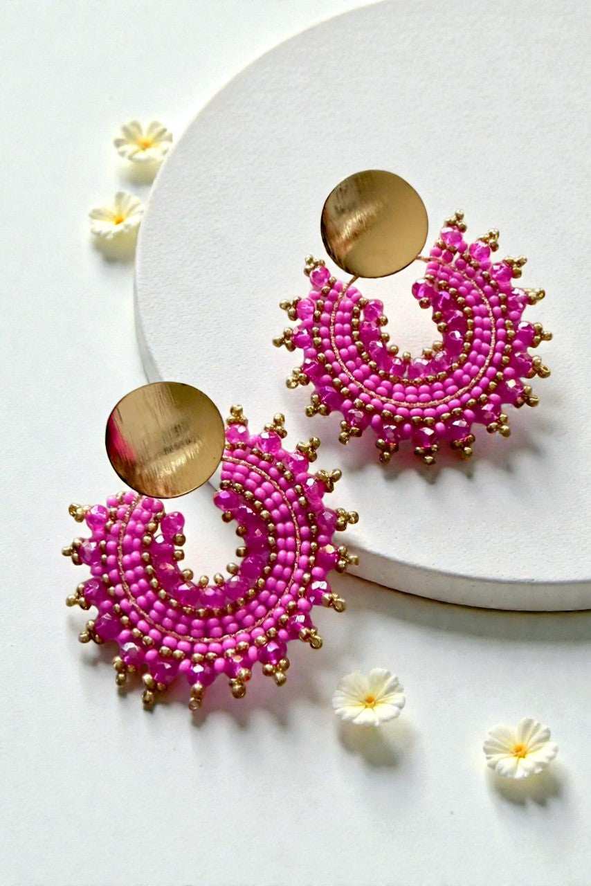 Aretes fucsia con detalle dorado