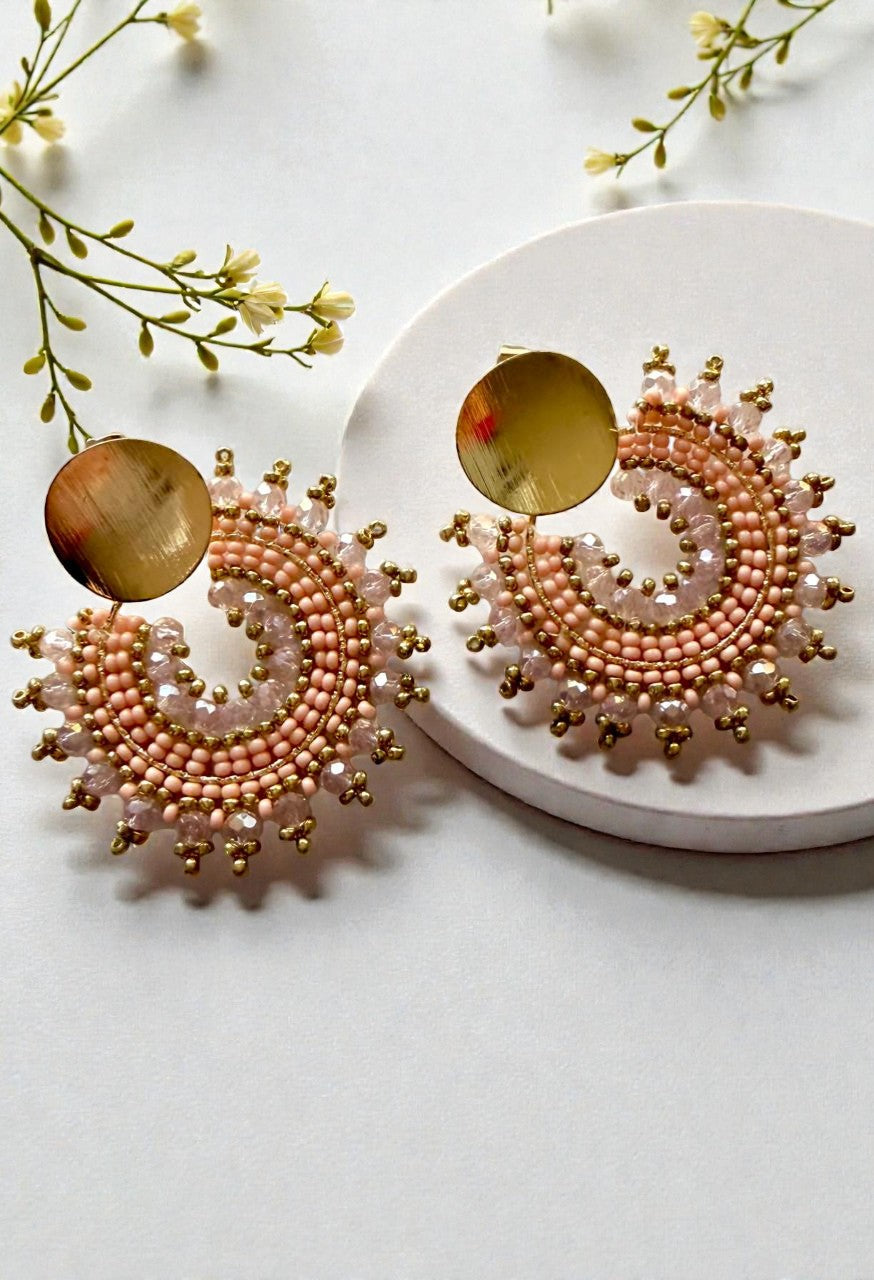 Aretes artesanales color nude con detalles dorados