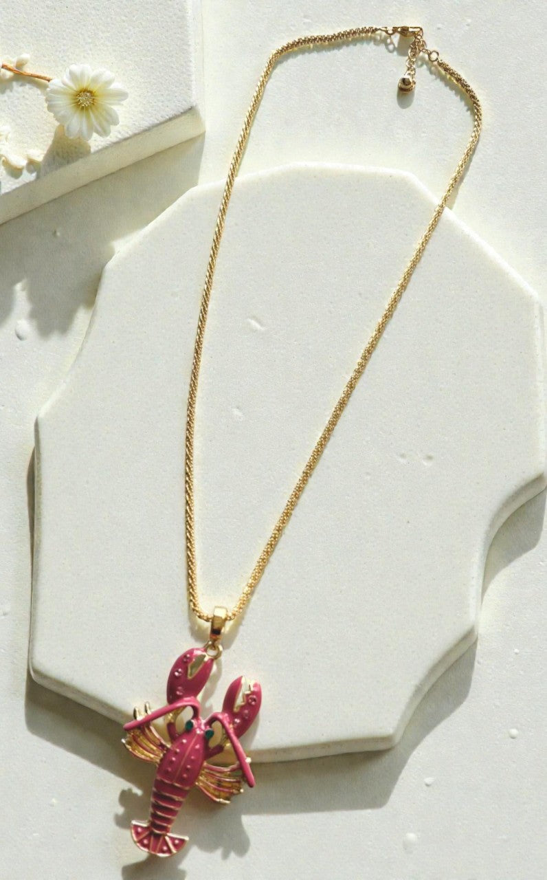 Collar dorado con dije de langosta esmaltada