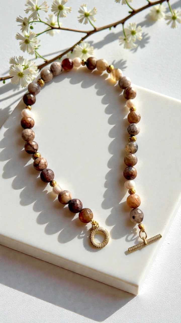 Collar con piedras de ágata en tonos café y neutros