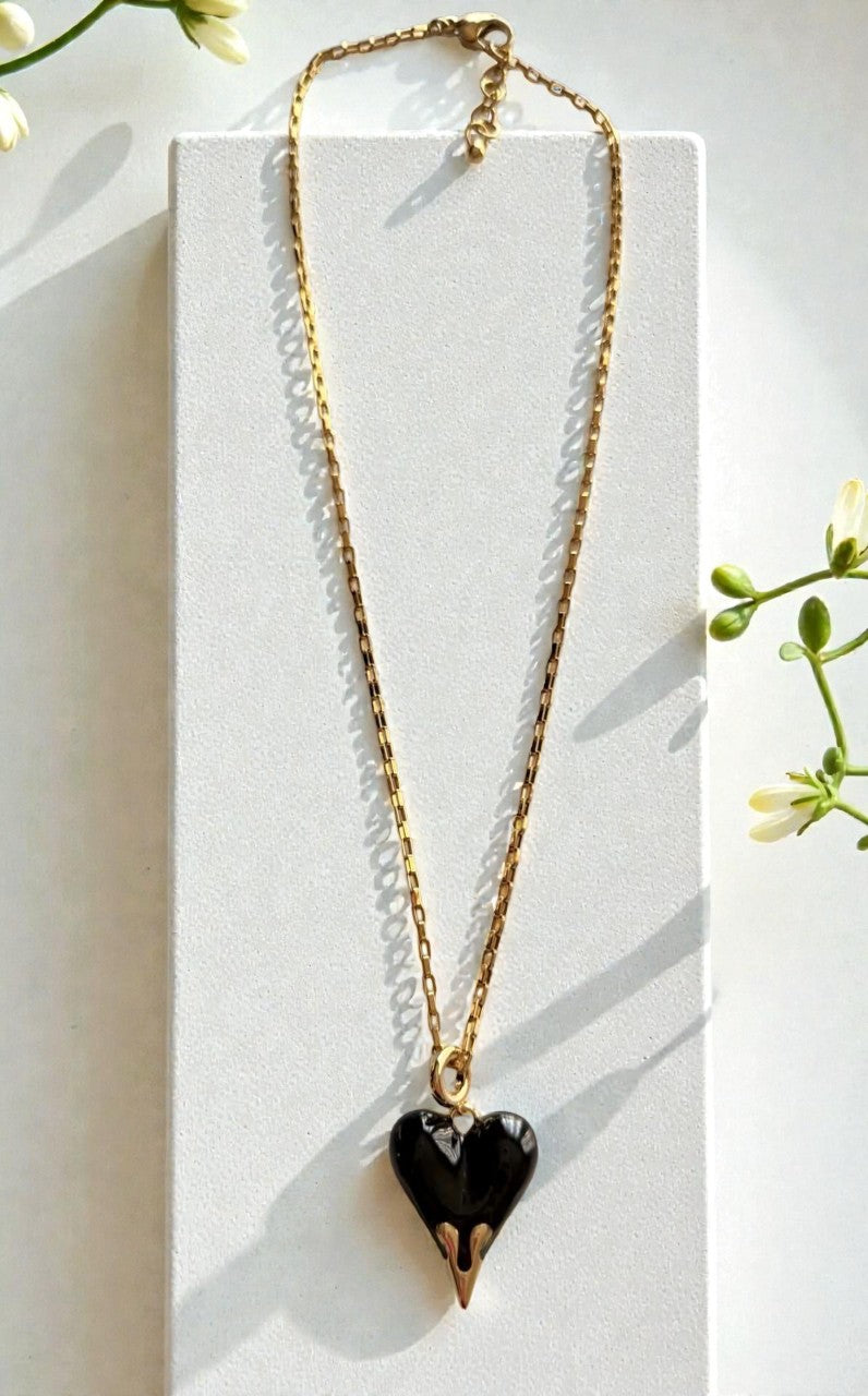 Collar tipo cadena con corazón decorativo negro