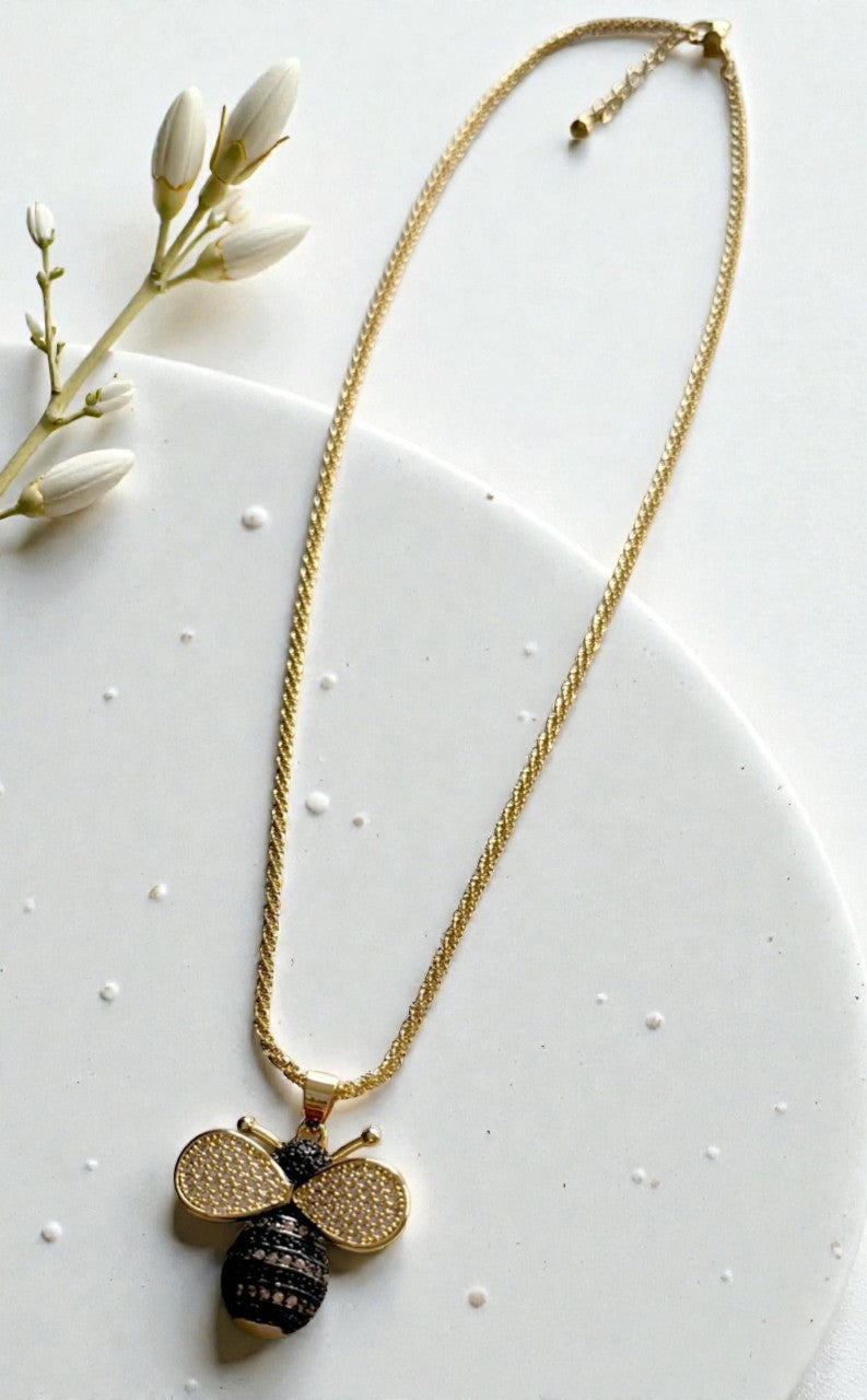Collar con dije de abeja en tonos dorado y negro