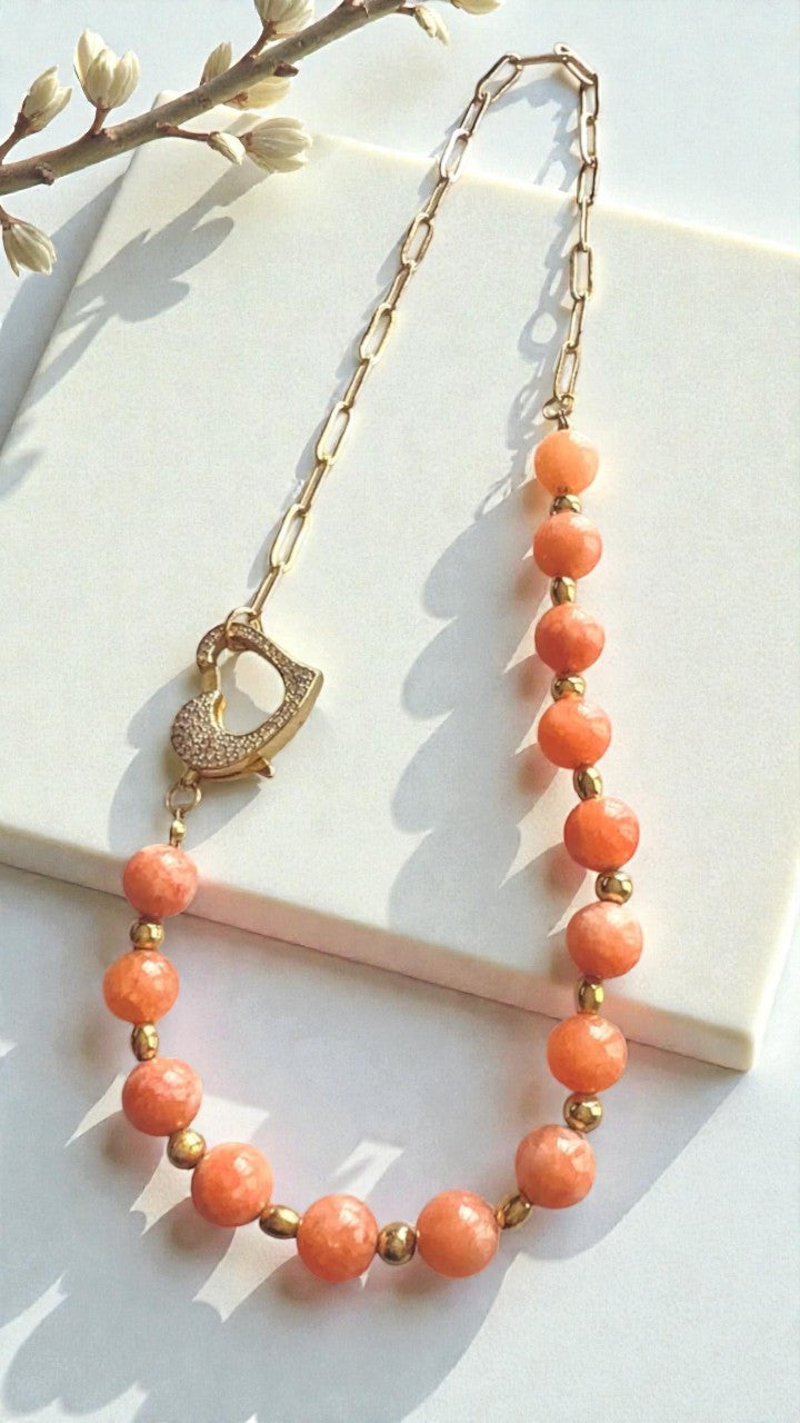 Collar con piedra ágata en tono durazno y detalles dorados