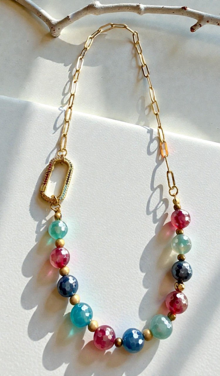 Collar dorado con piedra de ágata multicolor
