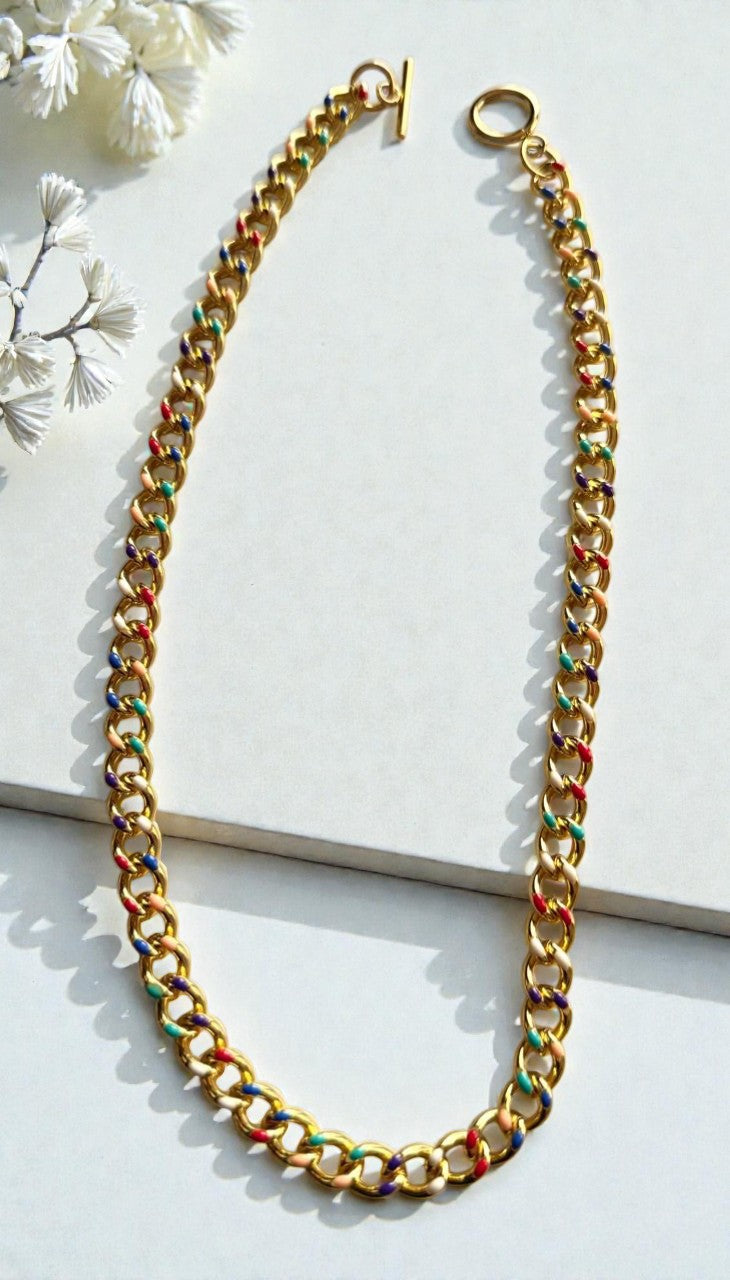 Collar tipo cadena baño oro con detalles de color