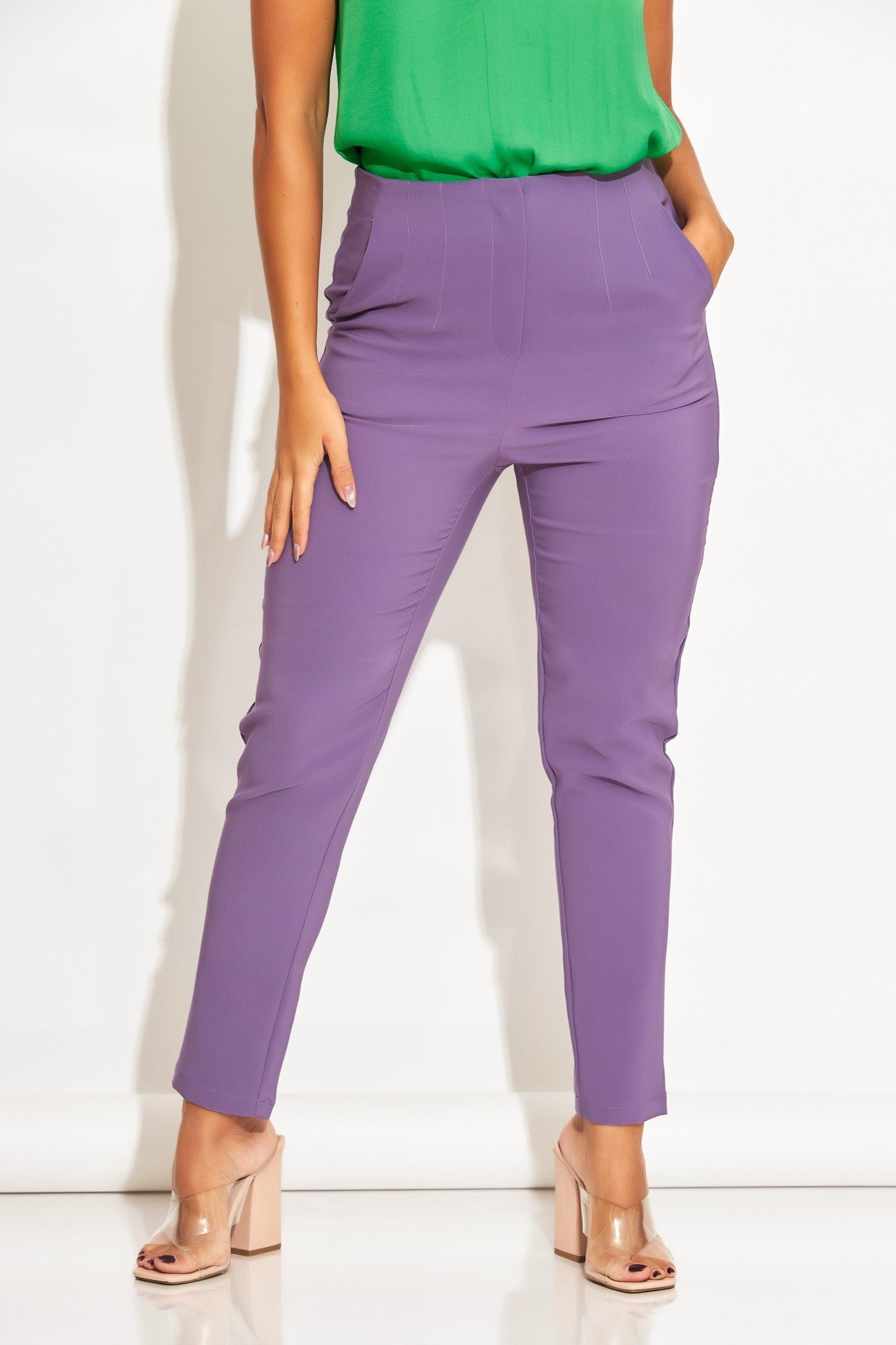 Pantalón stretch en tono morado