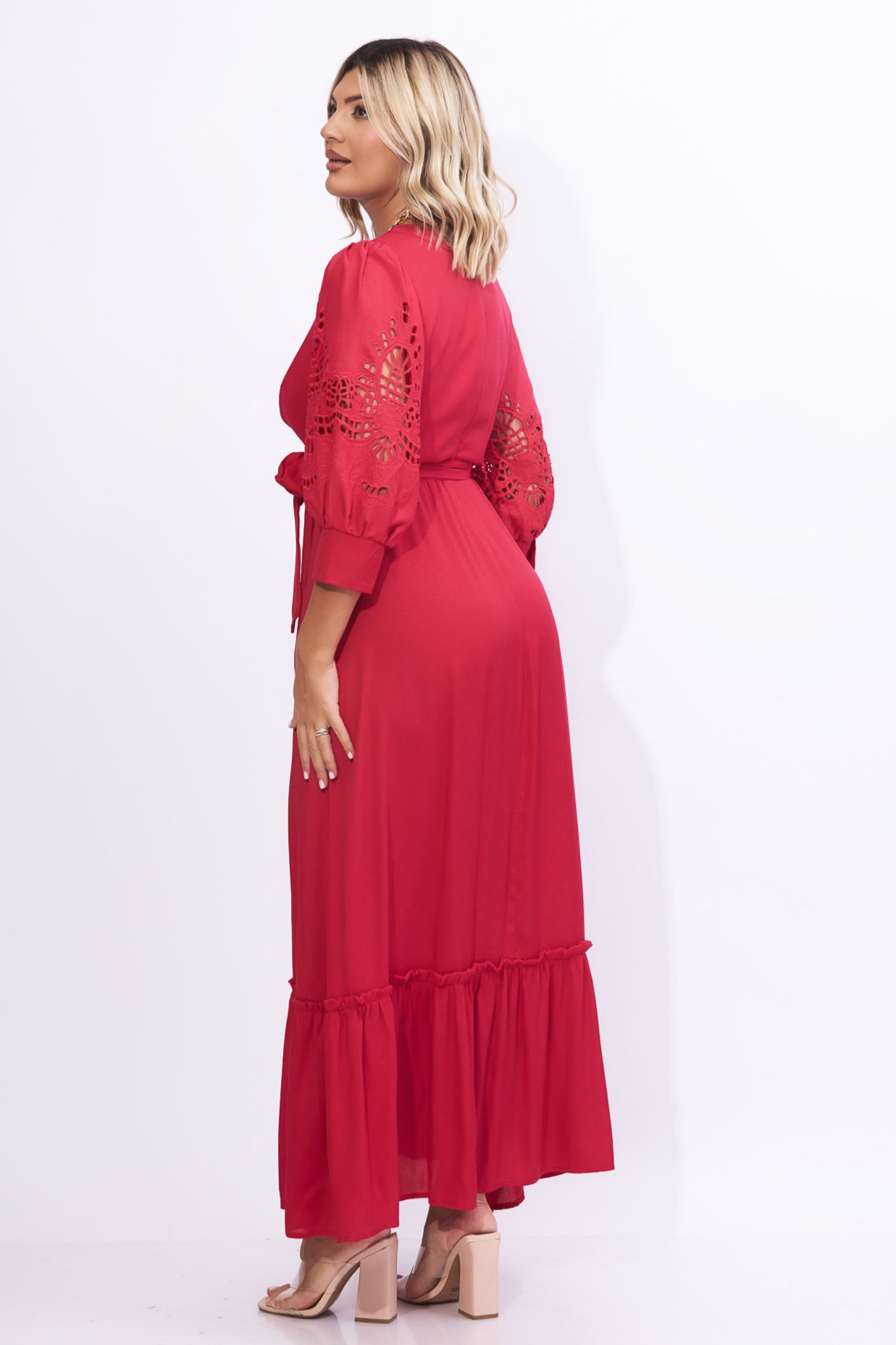 Maxi vestido color rojo con encaje en mangas