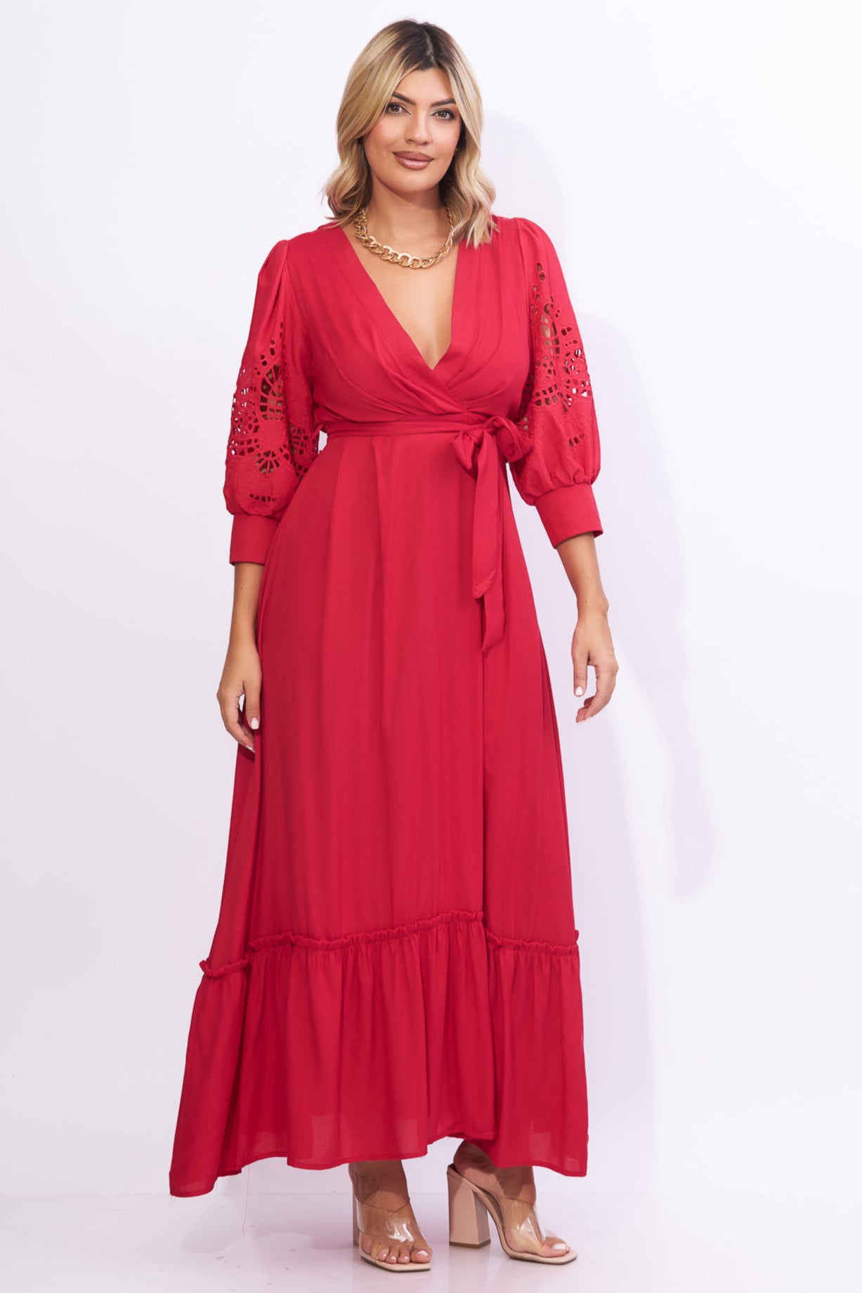 Maxi vestido color rojo con encaje en mangas