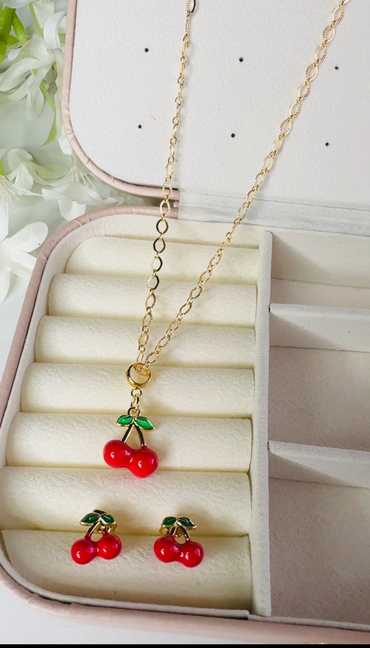 Juego de cadena y aretes de cereza en bronce con baño de oro