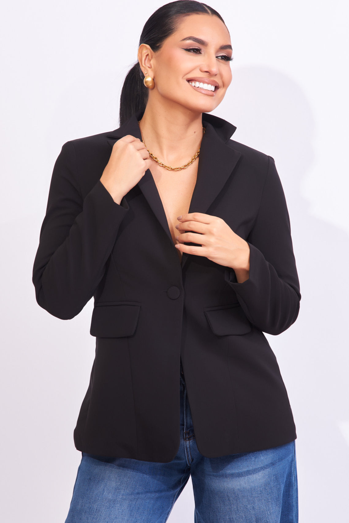 Blazer negro con botón al frente