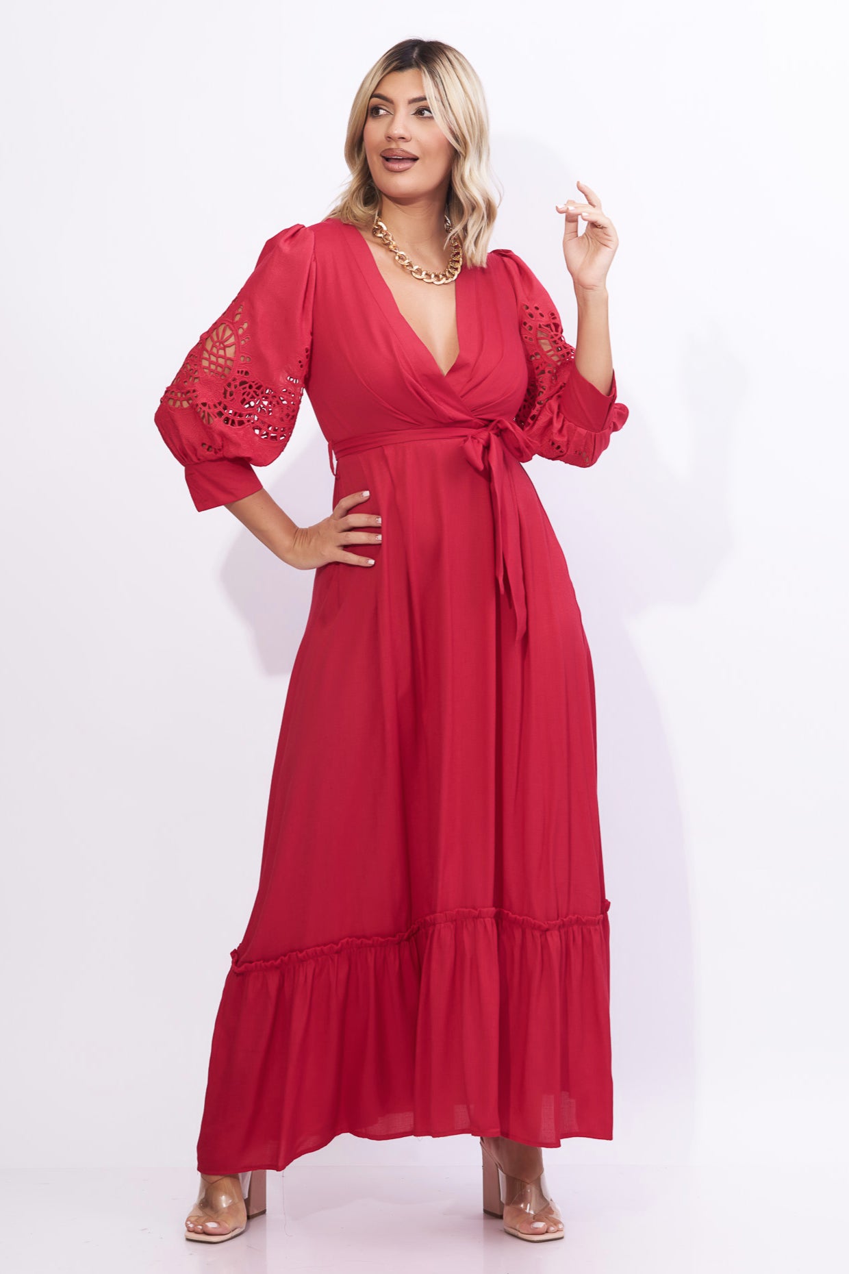 Maxi vestido color rojo con encaje en mangas
