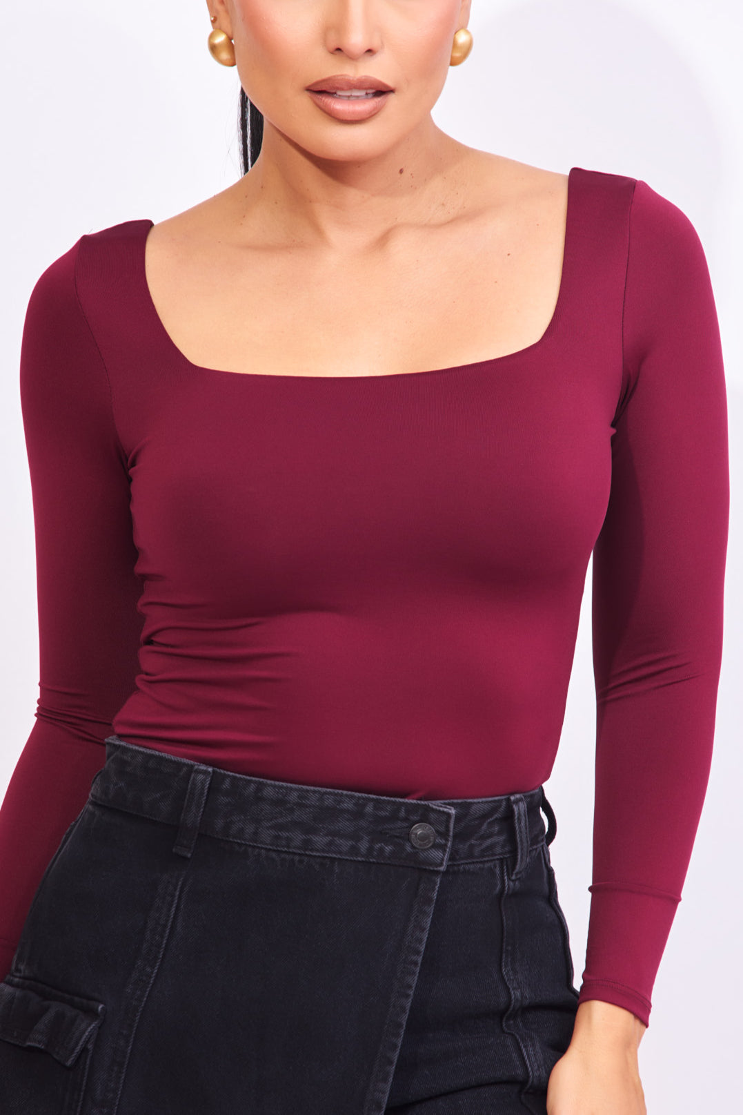Blusa con ajuste al cuerpo en tela color vino