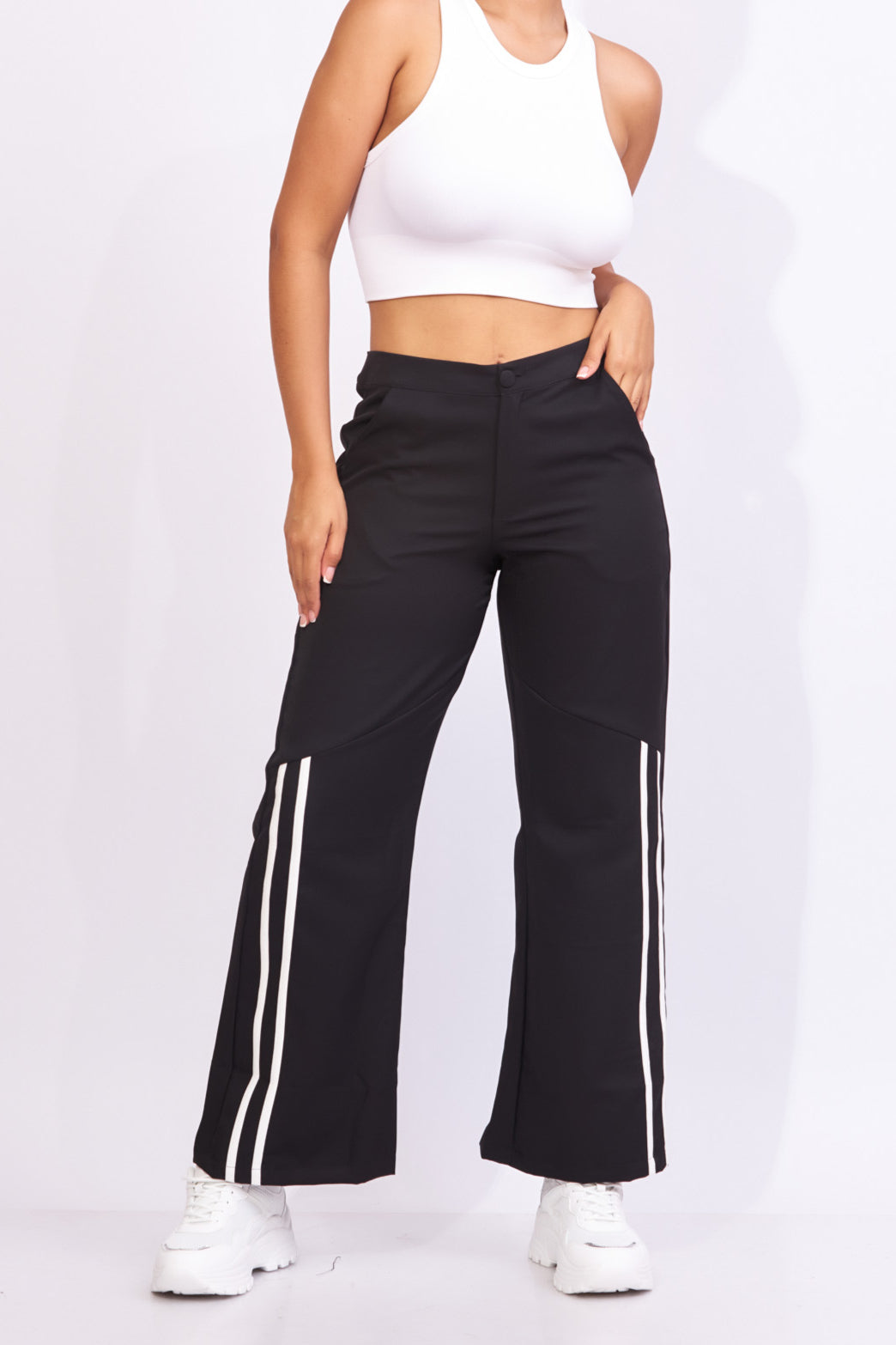 Pantalón con rayas blancas al frente