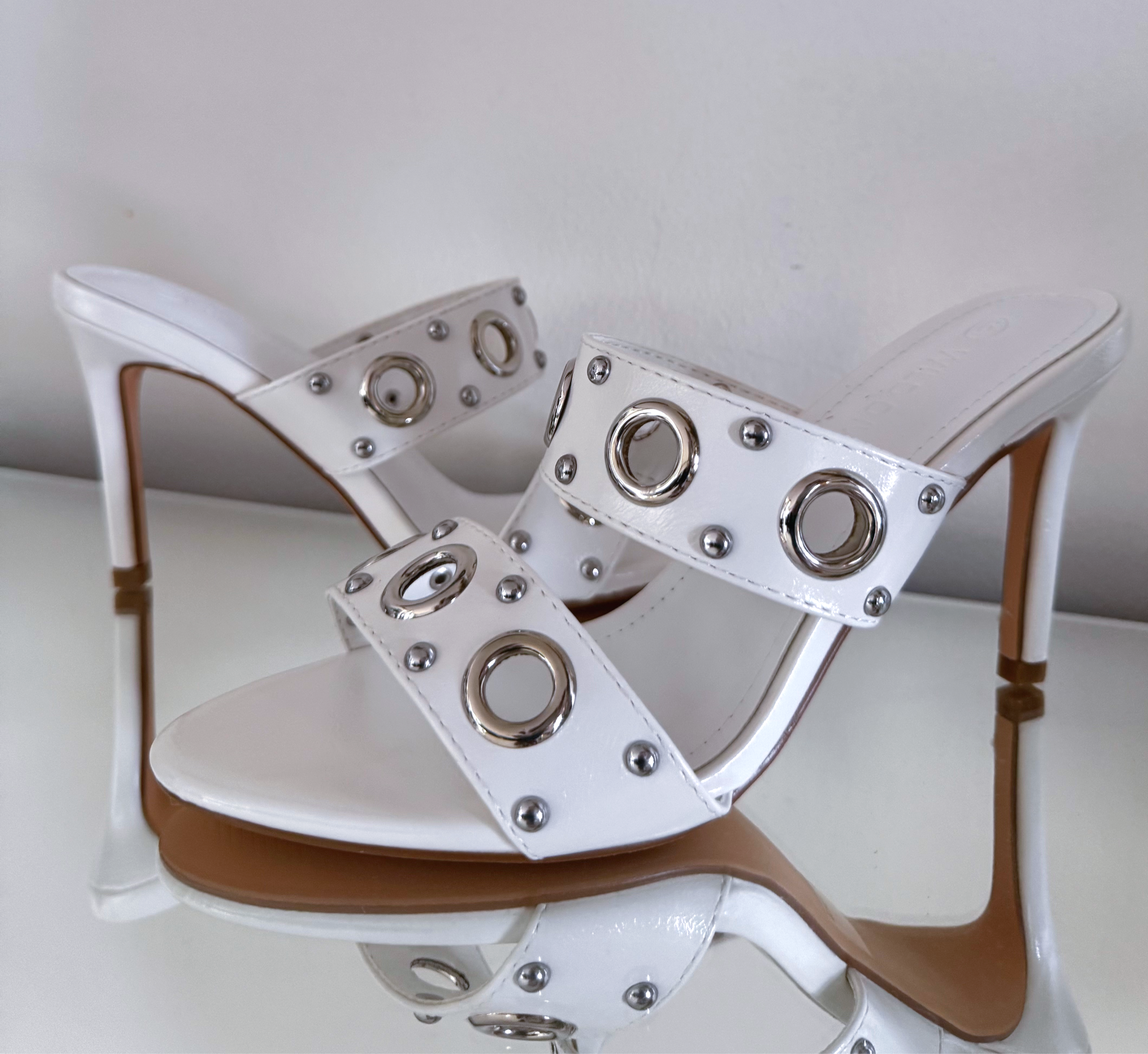 Sandalias blancas con ojal plateado