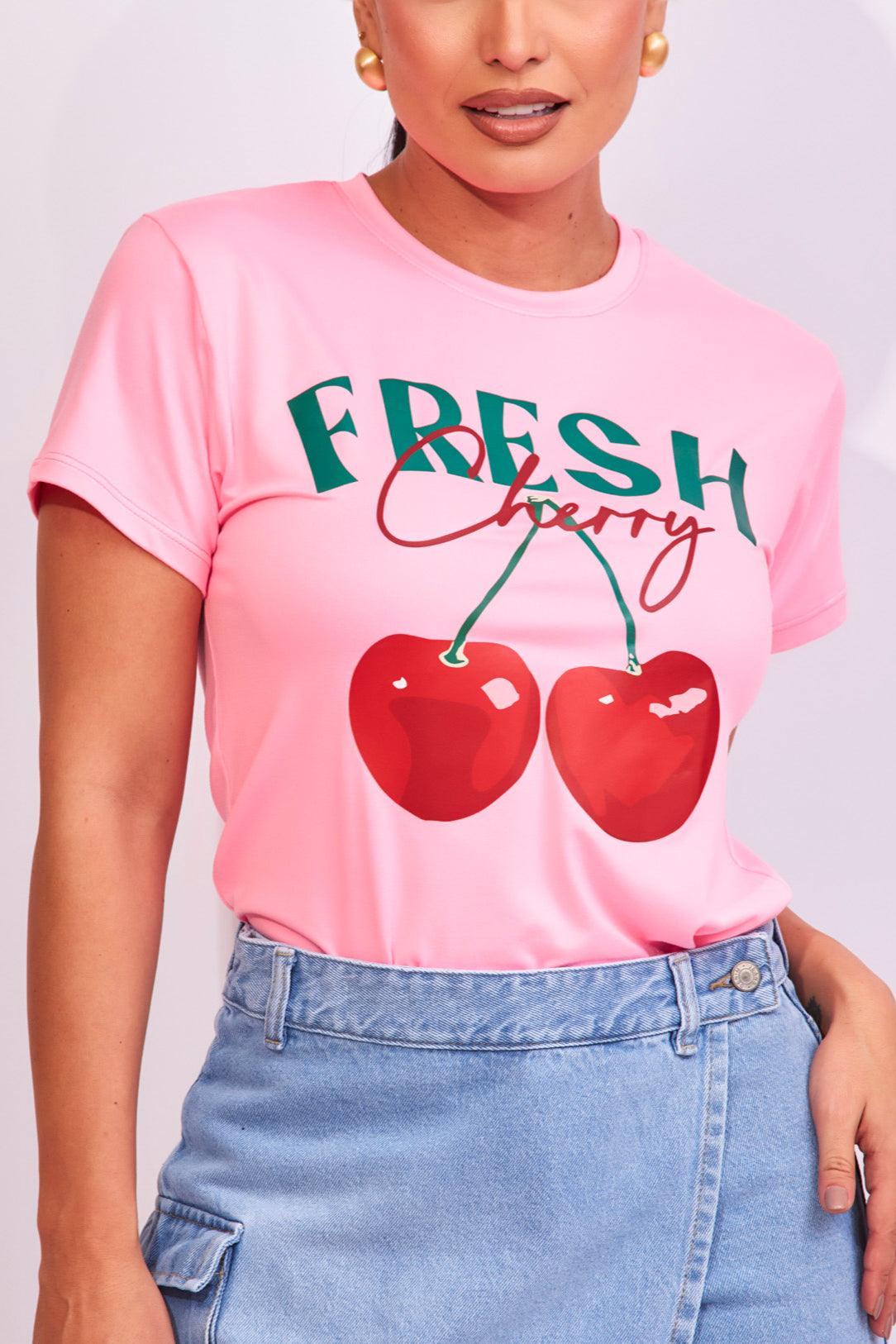 Camiseta en rosado neón con aplique cherry