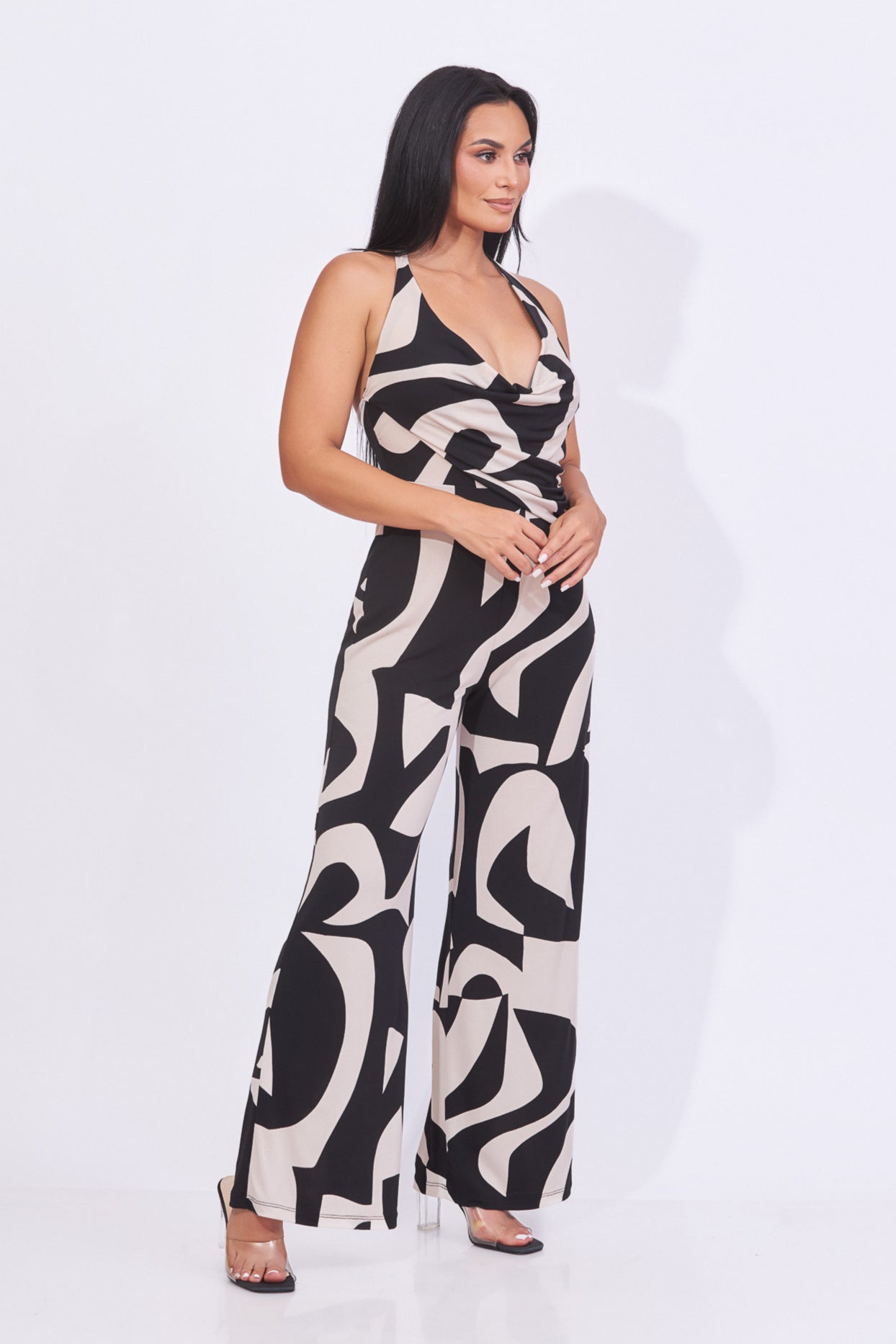 Enterizo stetch beige con negro, escote profundo