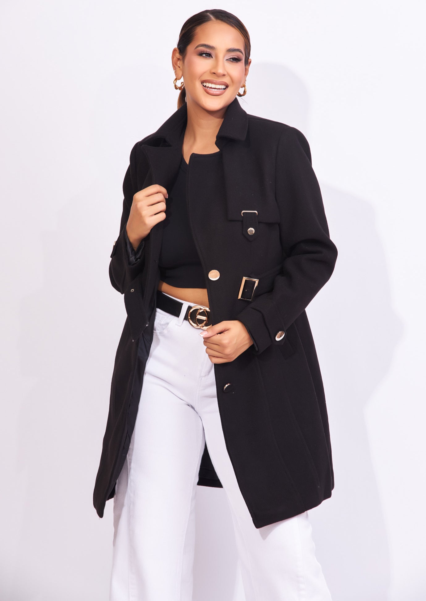 Gabardina color negro con broches y cinturón
