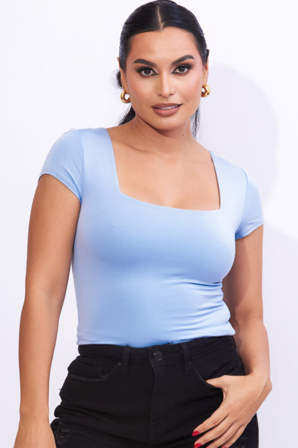Blusa celeste en tela stretch ajustada
