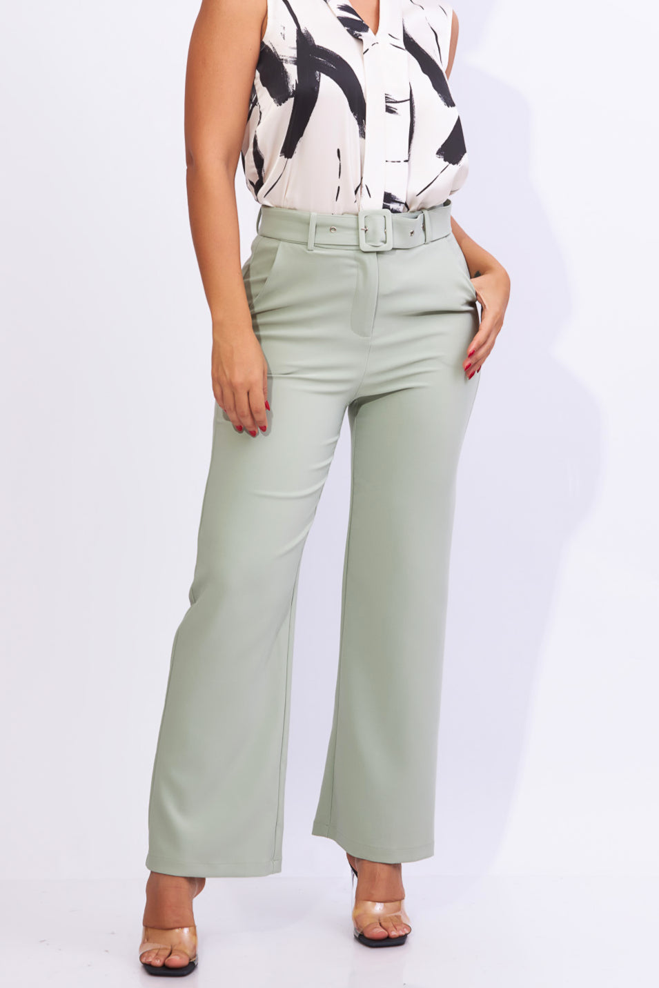 Pantalón con cinturón  en tela stretch