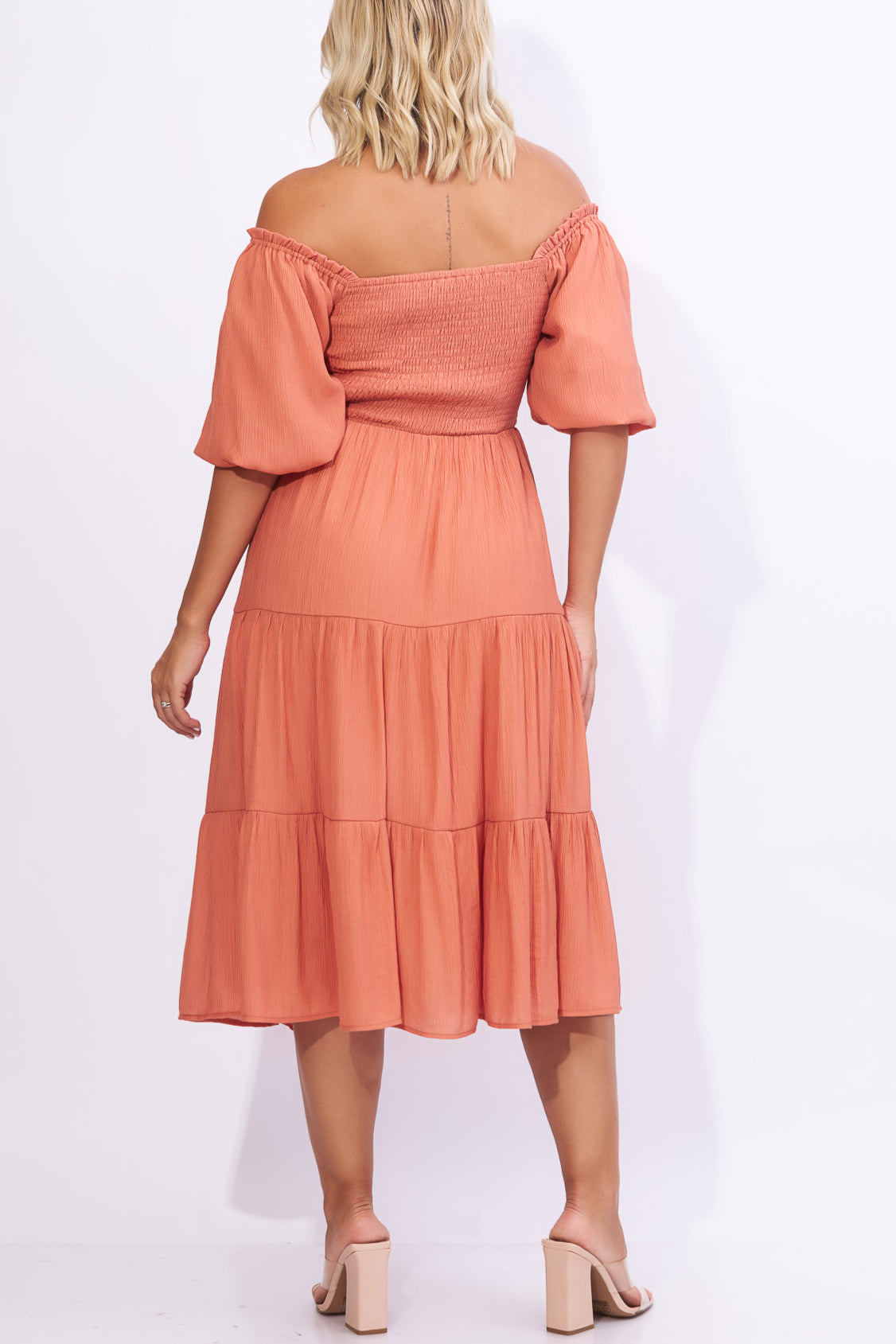 Vestido corte midi en tono albaricoque oscuro