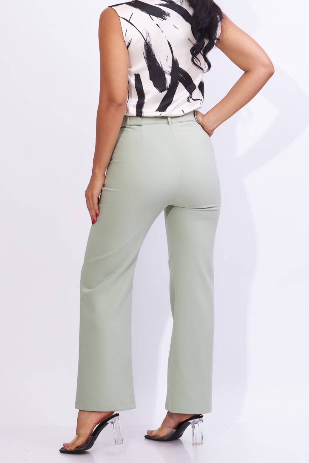 Pantalón con cinturón  en tela stretch