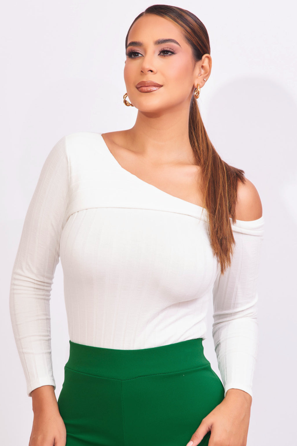Blusa color crema de hombro descubierto