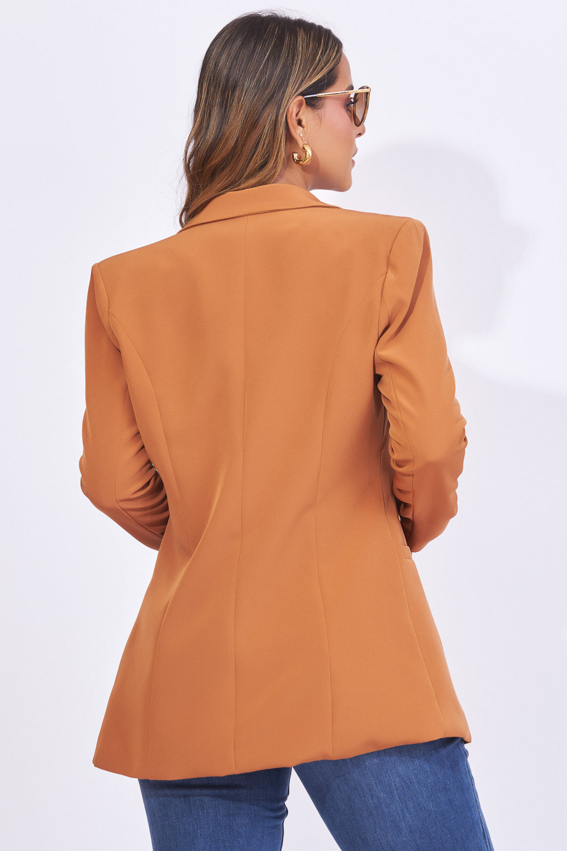 Blazer color caqui con botones dorados