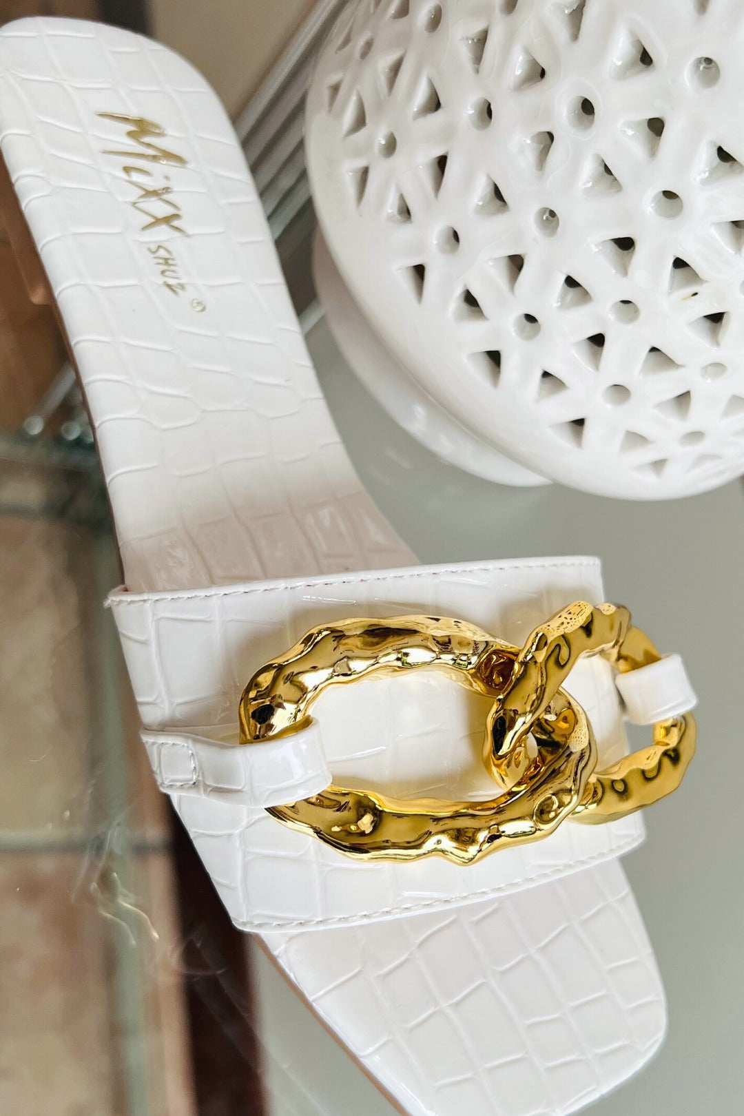 Sandalia baja color blanco con cadenas