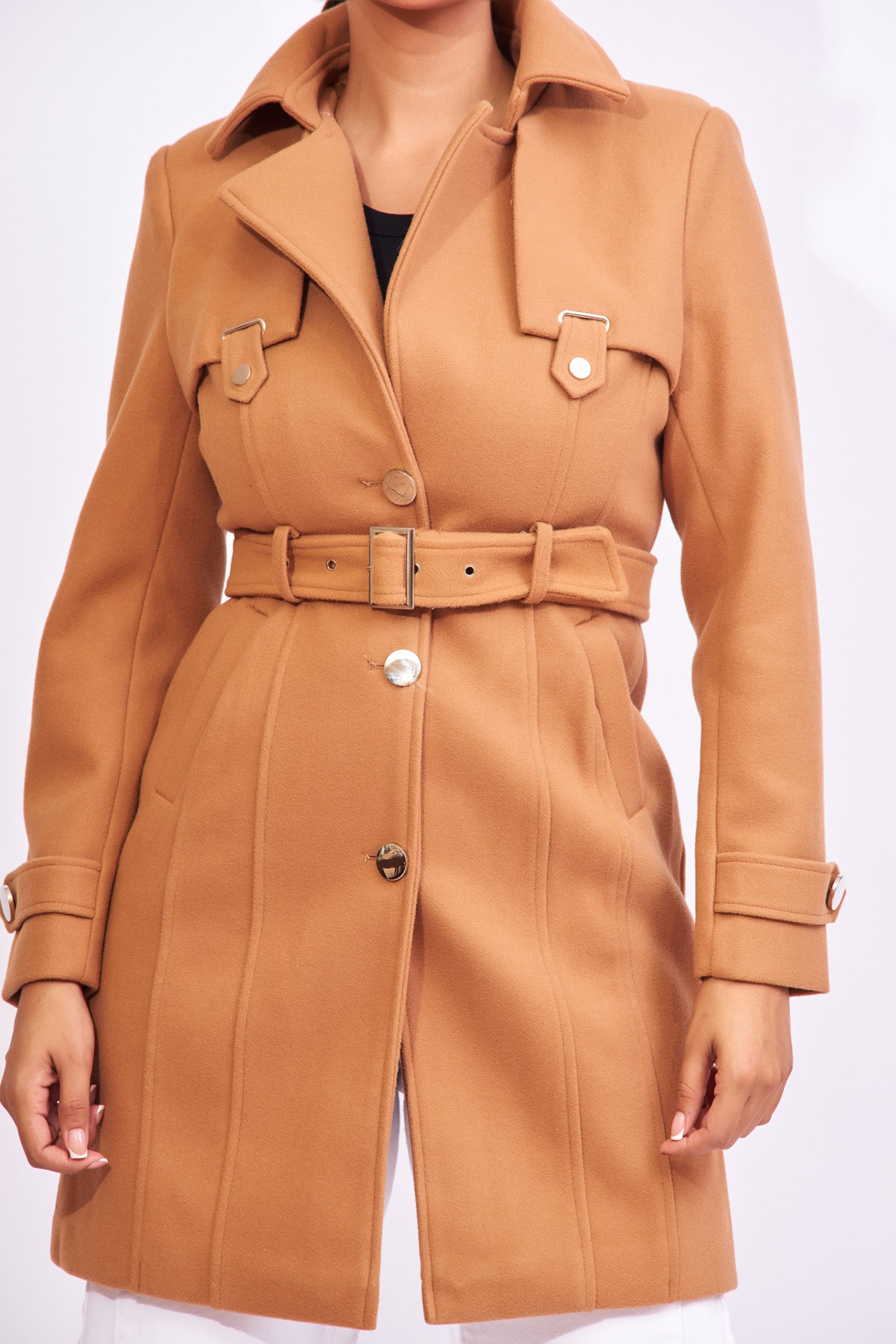 Gabardina color kaki con broches y cinturón