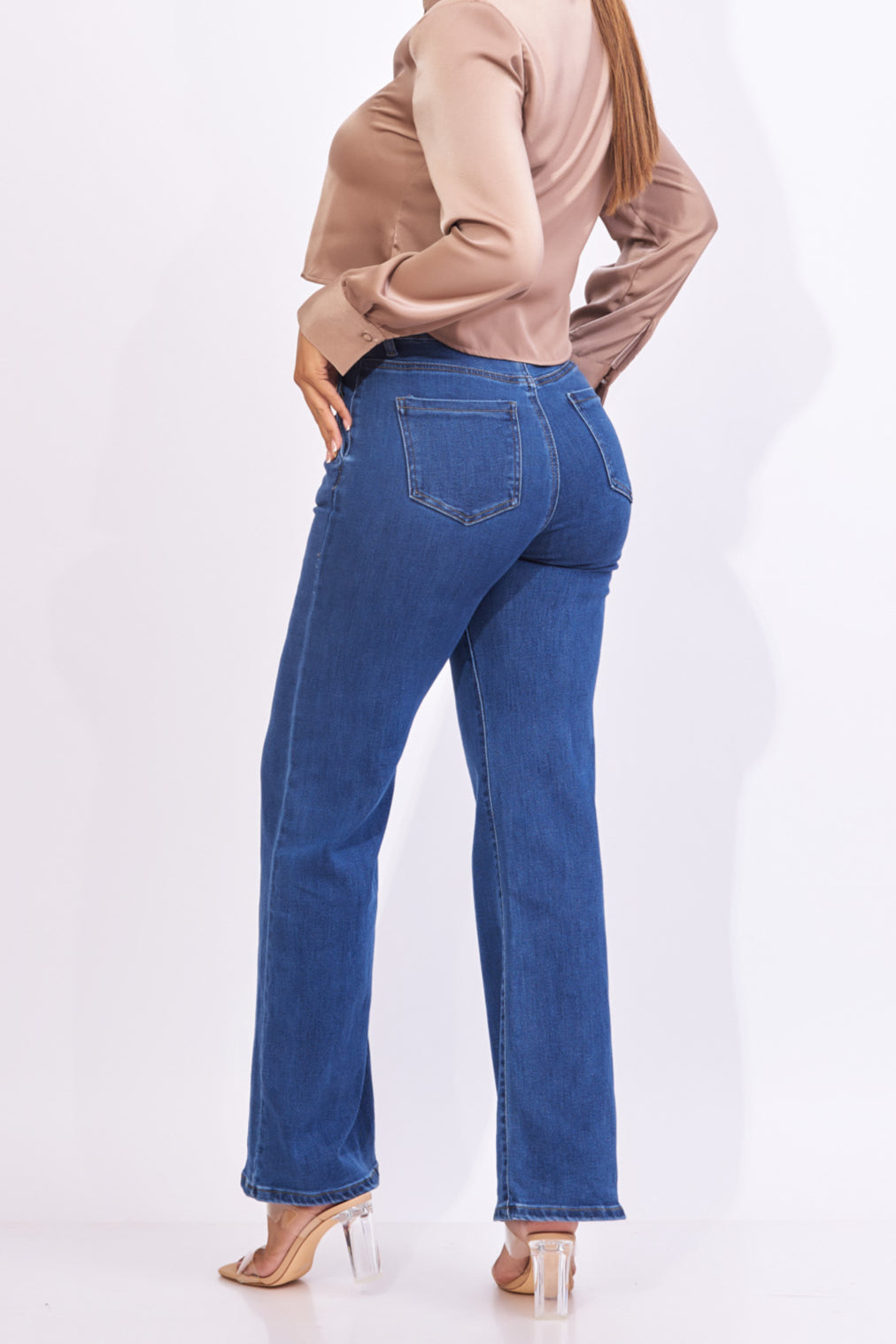Jeans azul stretch con broches en bolsillos