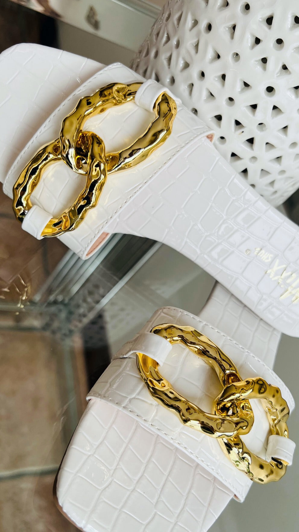 Sandalia baja color blanco con cadenas