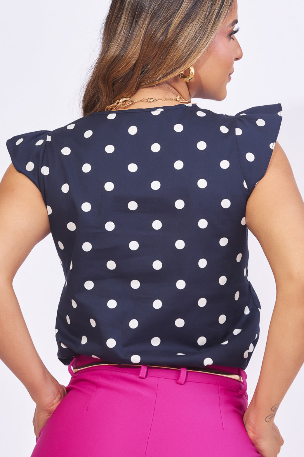 Blusa azul con  lunares blancos