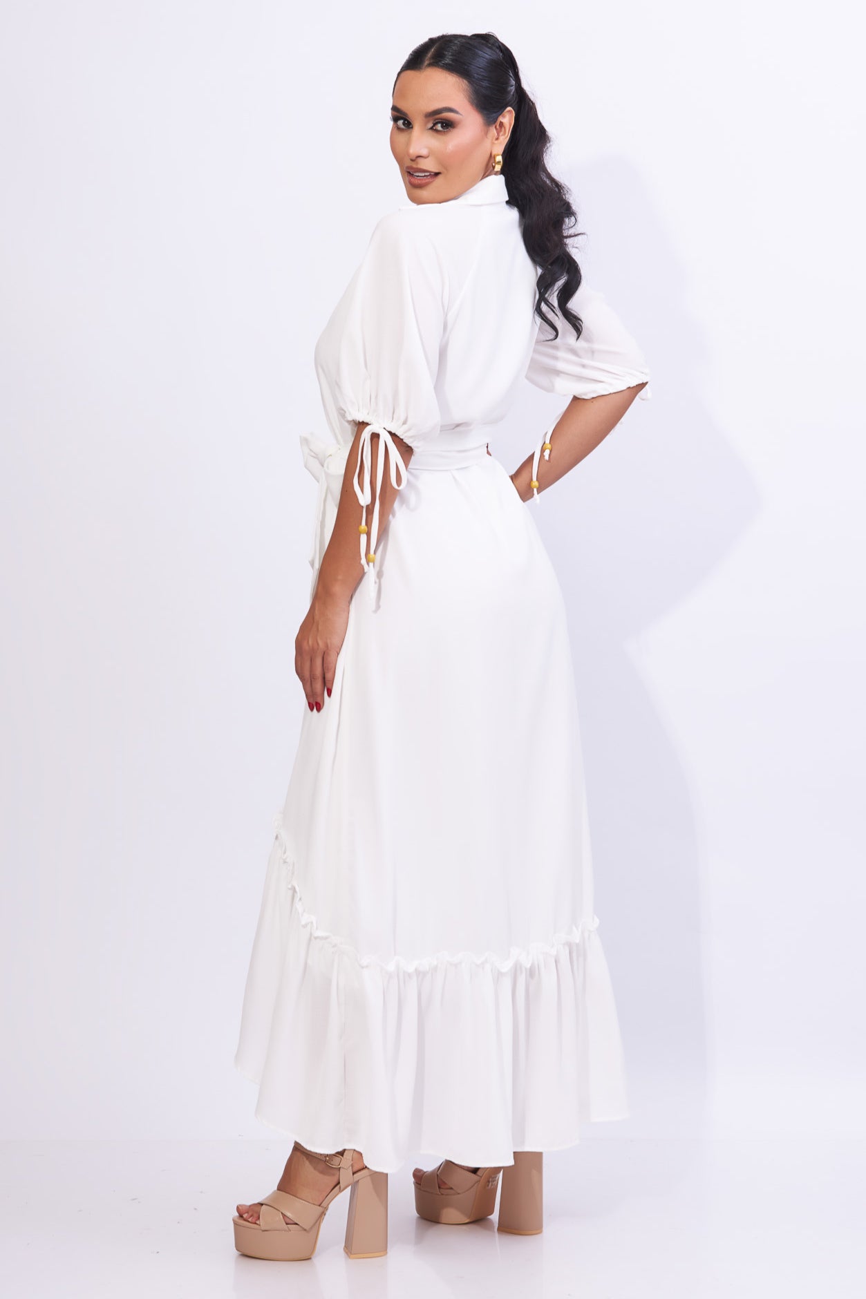 Vestido simétrico color blanco con botones
